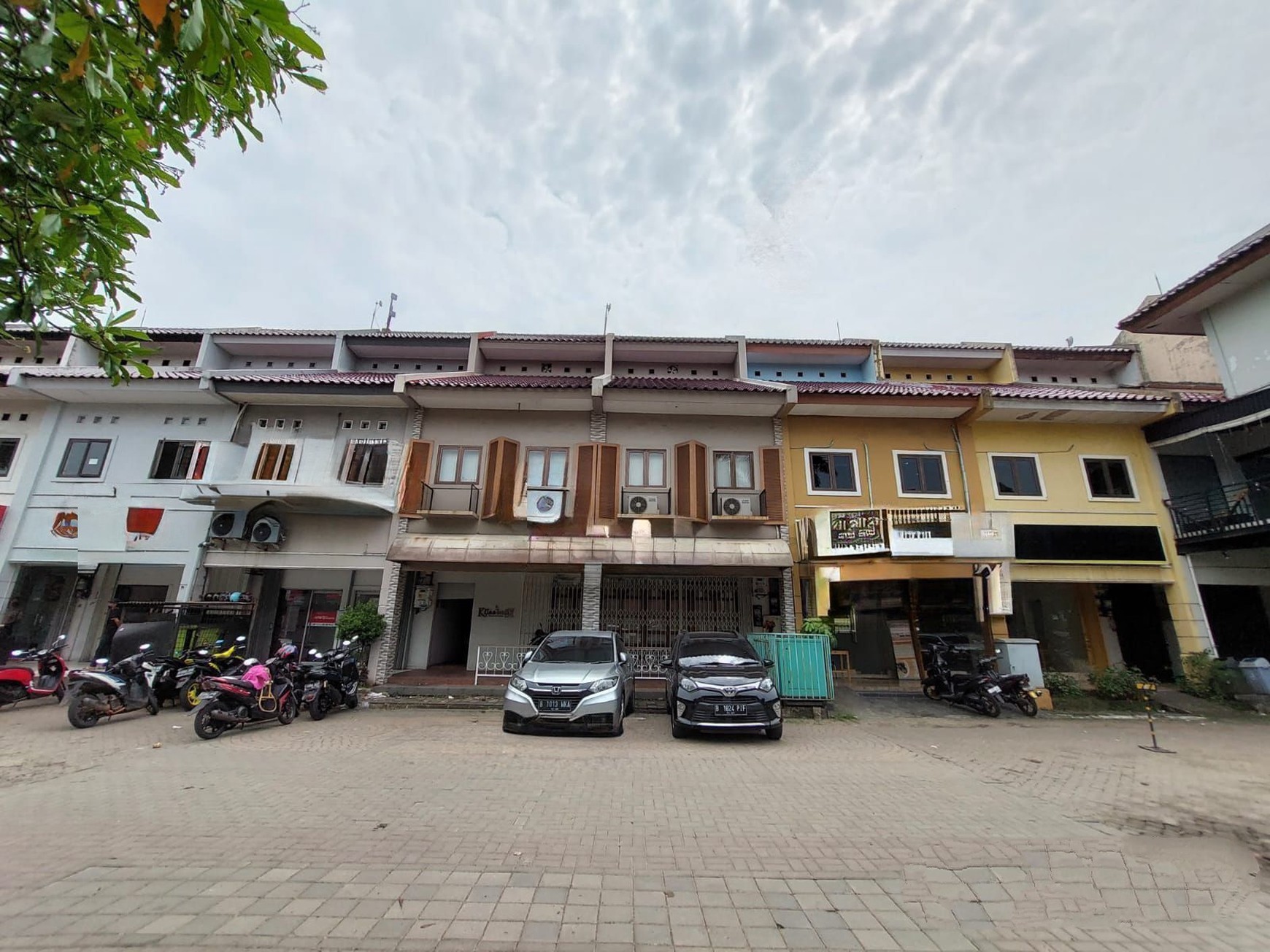 Ruko siap pakai daerah komersial di Bintaro 