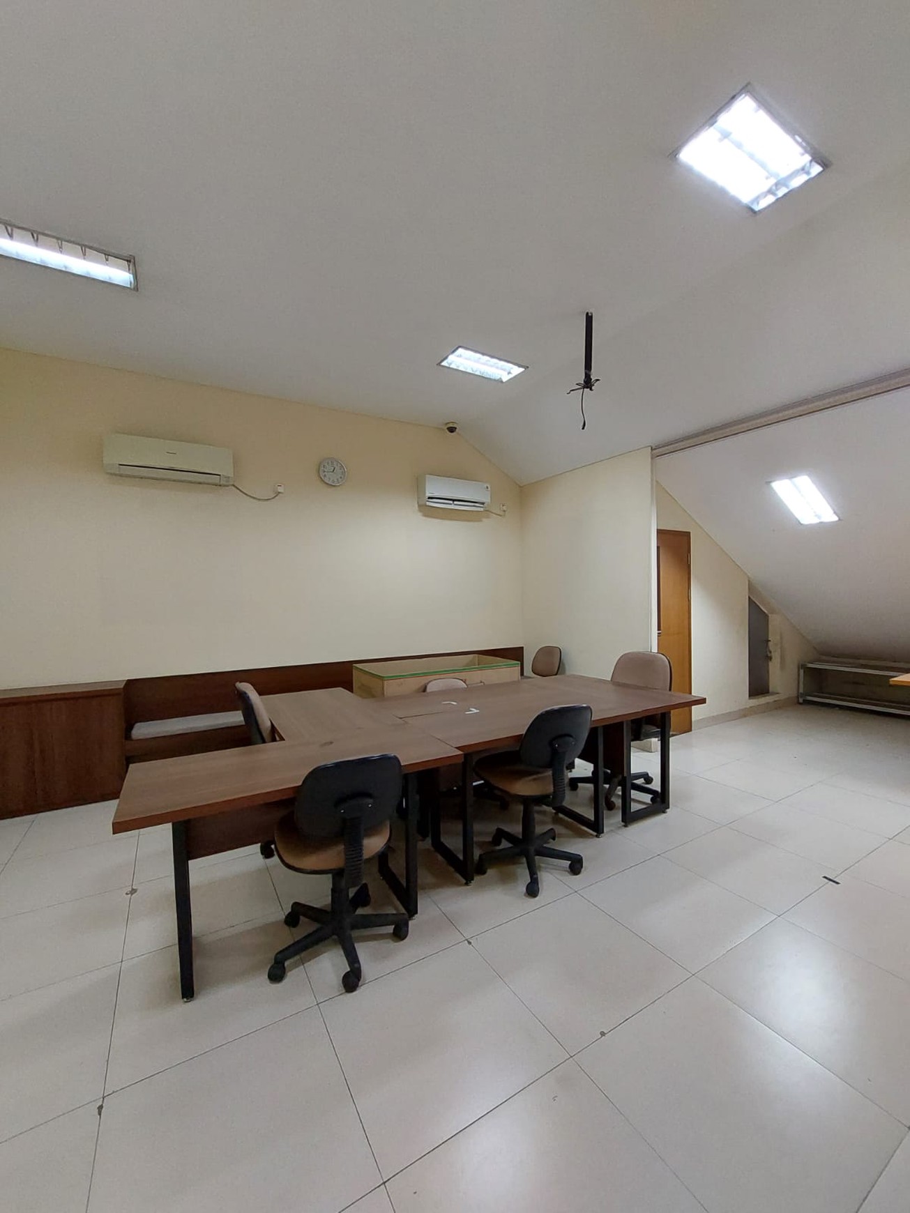 Ruko siap pakai daerah komersial di Bintaro 