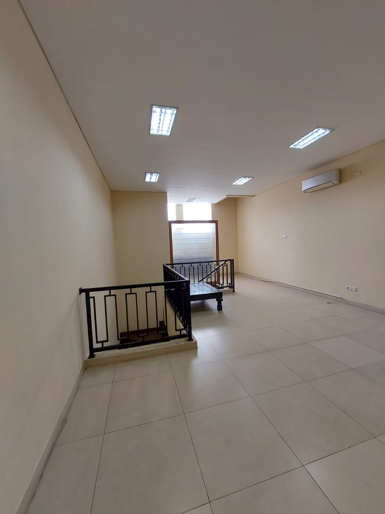 Ruko siap pakai daerah komersial di Bintaro 