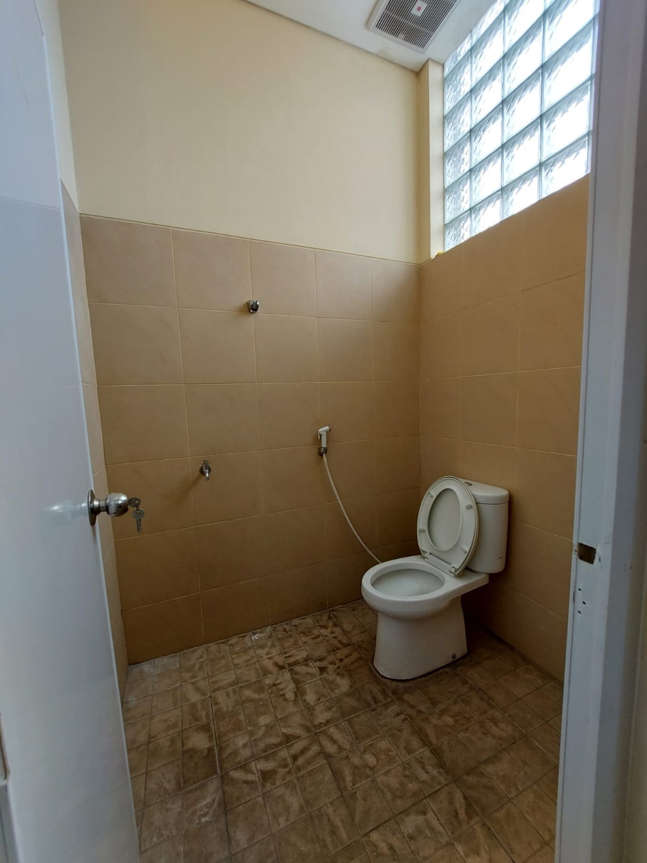 Ruko siap pakai daerah komersial di Bintaro 