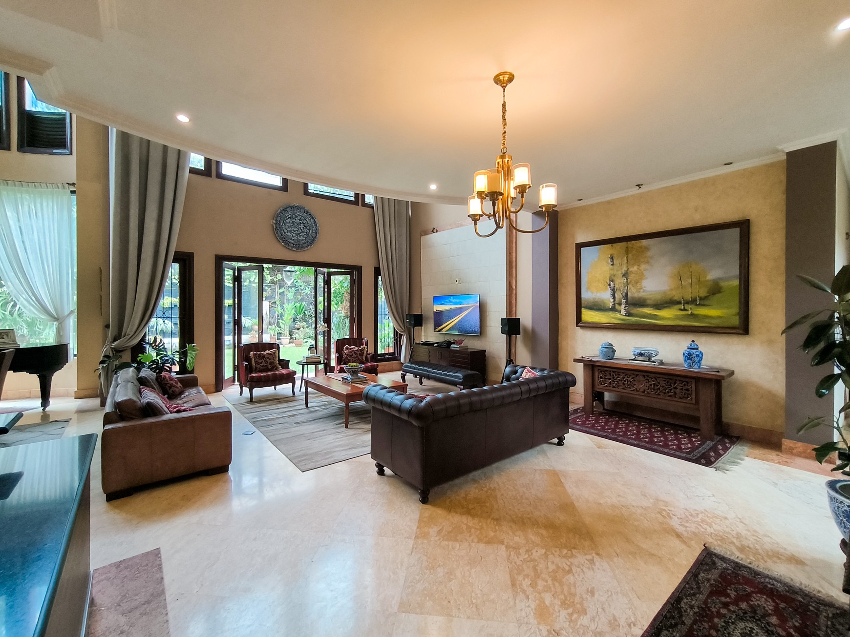 Rumah Mewah di Jakarta Selatan Semi Furnished SHM KT 7+1 KM 4+1 dengan Luas 750 dan Bangunan 600