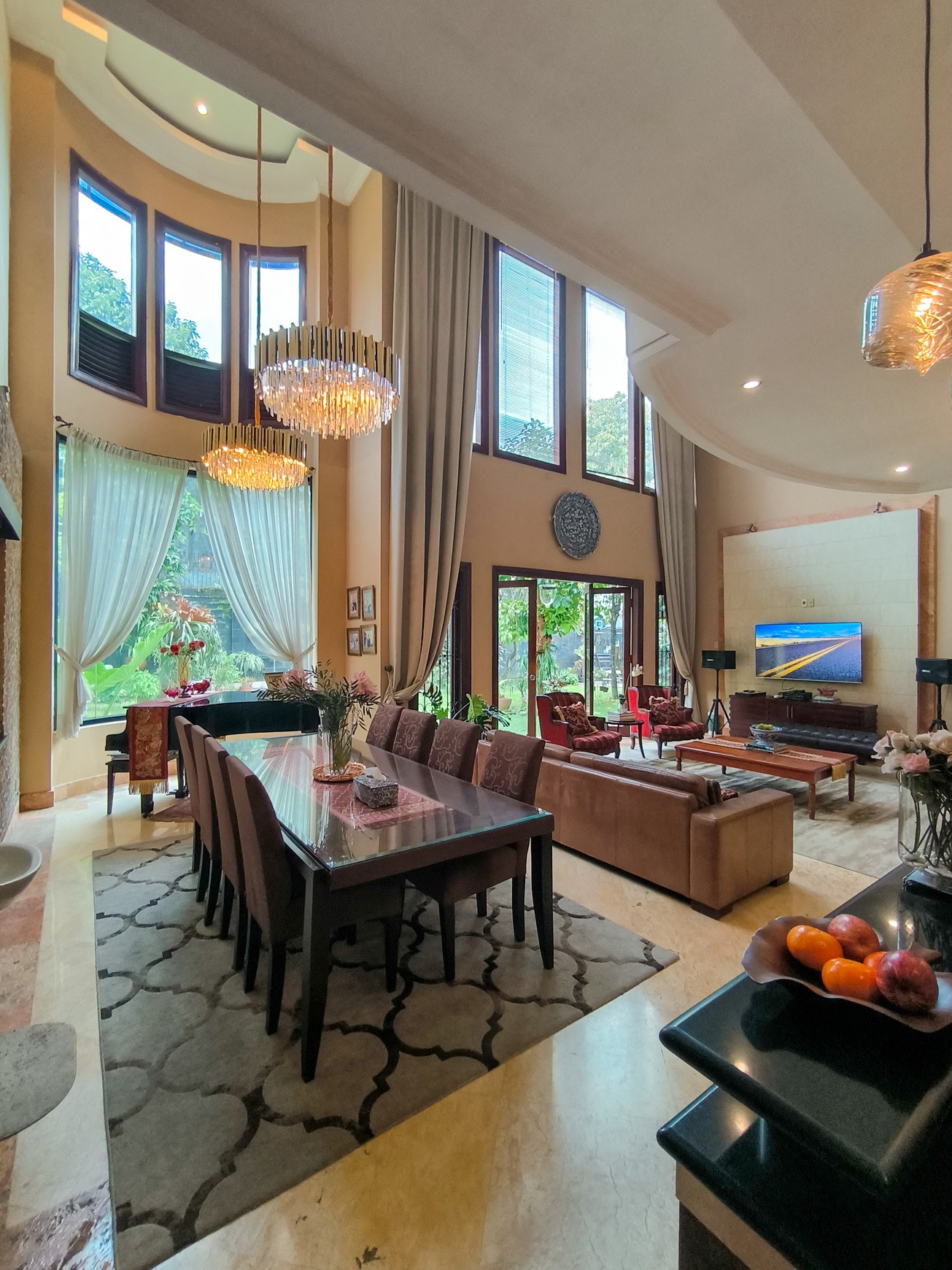Rumah Mewah di Jakarta Selatan Semi Furnished SHM KT 7+1 KM 4+1 dengan Luas 750 dan Bangunan 600