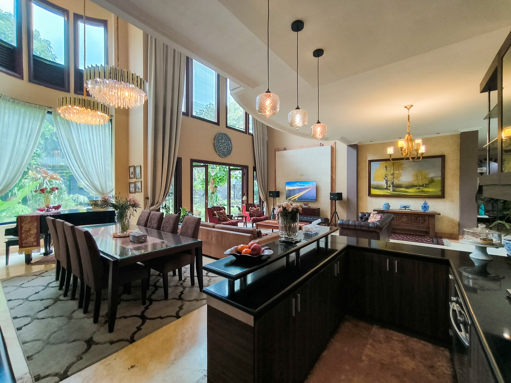 Rumah Mewah di Jakarta Selatan Semi Furnished SHM KT 7+1 KM 4+1 dengan Luas 750 dan Bangunan 600