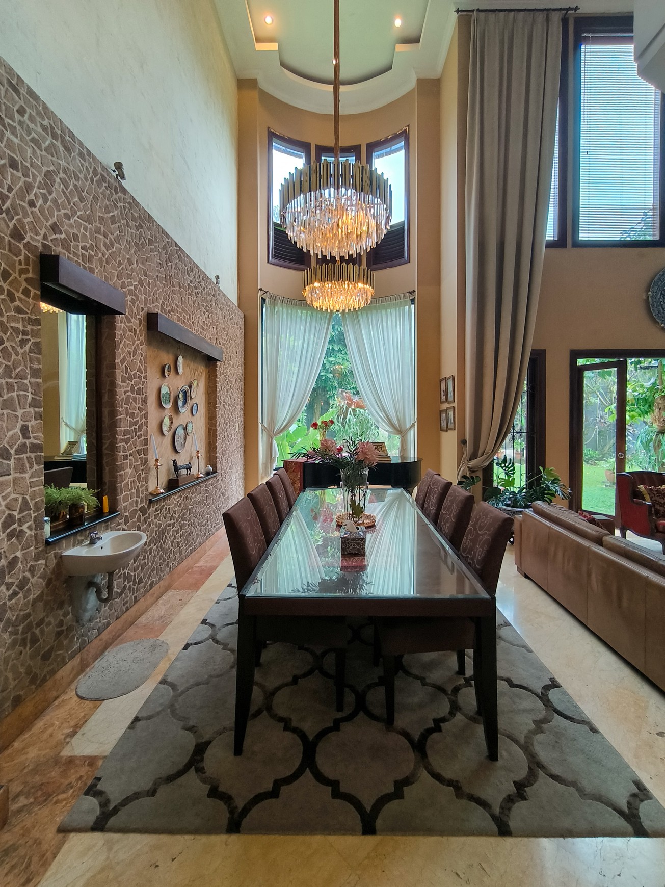 Rumah Mewah di Jakarta Selatan Semi Furnished SHM KT 7+1 KM 4+1 dengan Luas 750 dan Bangunan 600