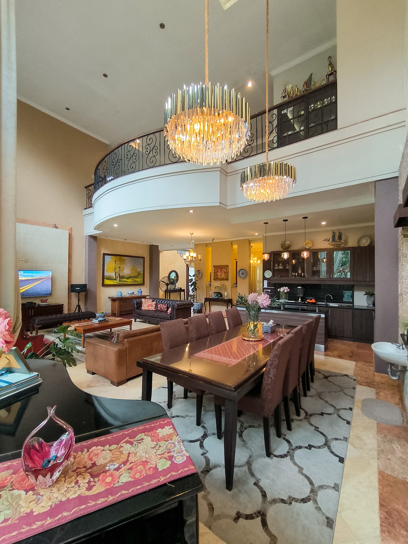 Rumah Mewah di Jakarta Selatan Semi Furnished SHM KT 7+1 KM 4+1 dengan Luas 750 dan Bangunan 600