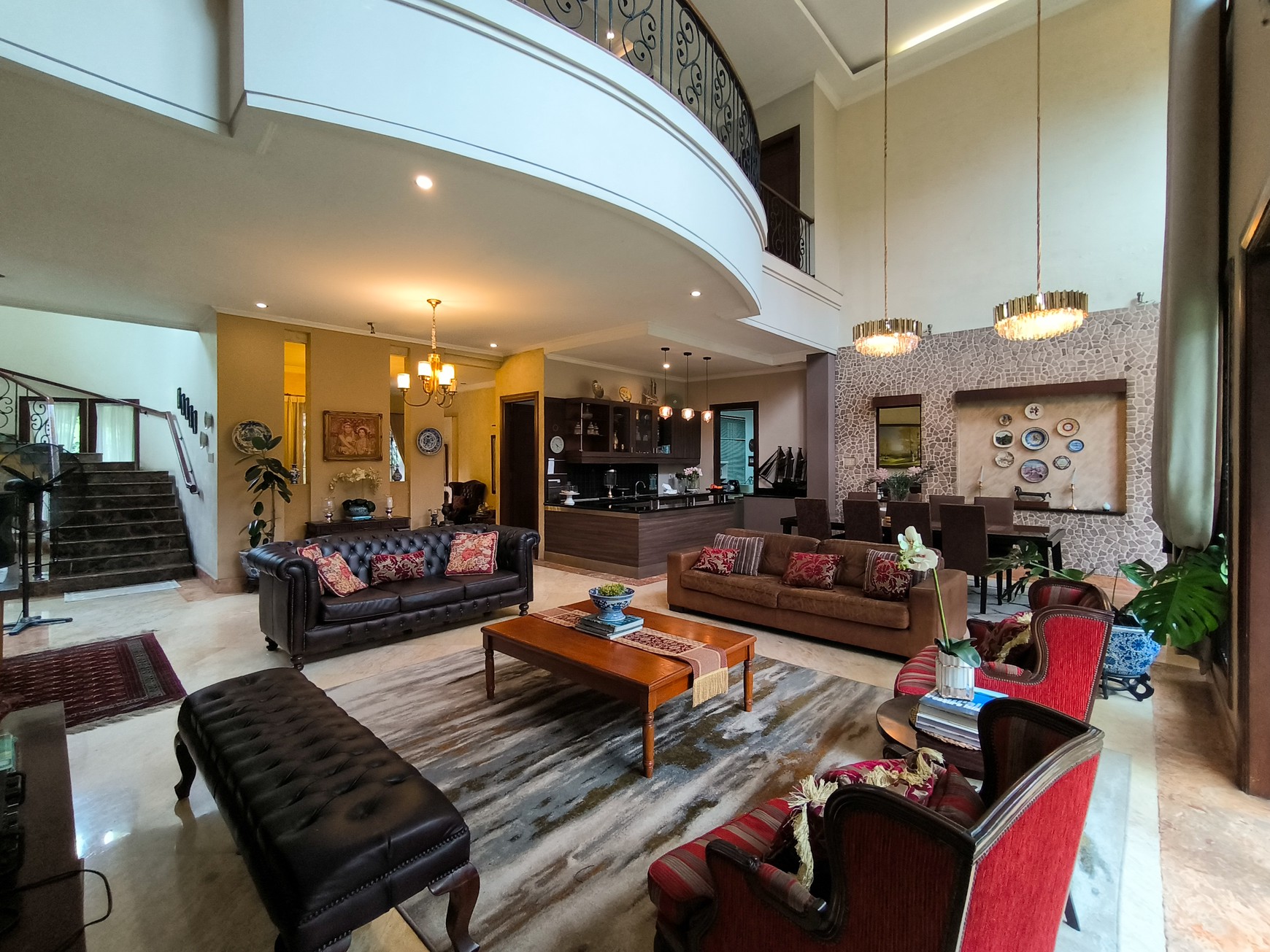 Rumah Mewah di Jakarta Selatan Semi Furnished SHM KT 7+1 KM 4+1 dengan Luas 750 dan Bangunan 600
