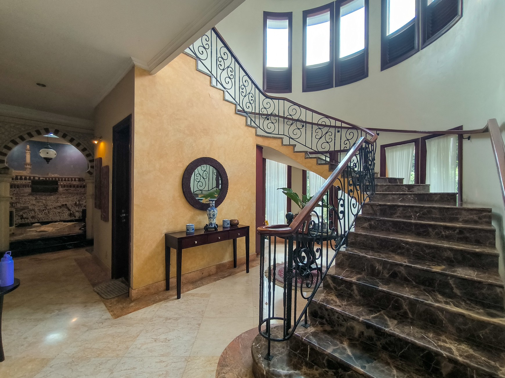 Rumah Mewah di Jakarta Selatan Semi Furnished SHM KT 7+1 KM 4+1 dengan Luas 750 dan Bangunan 600