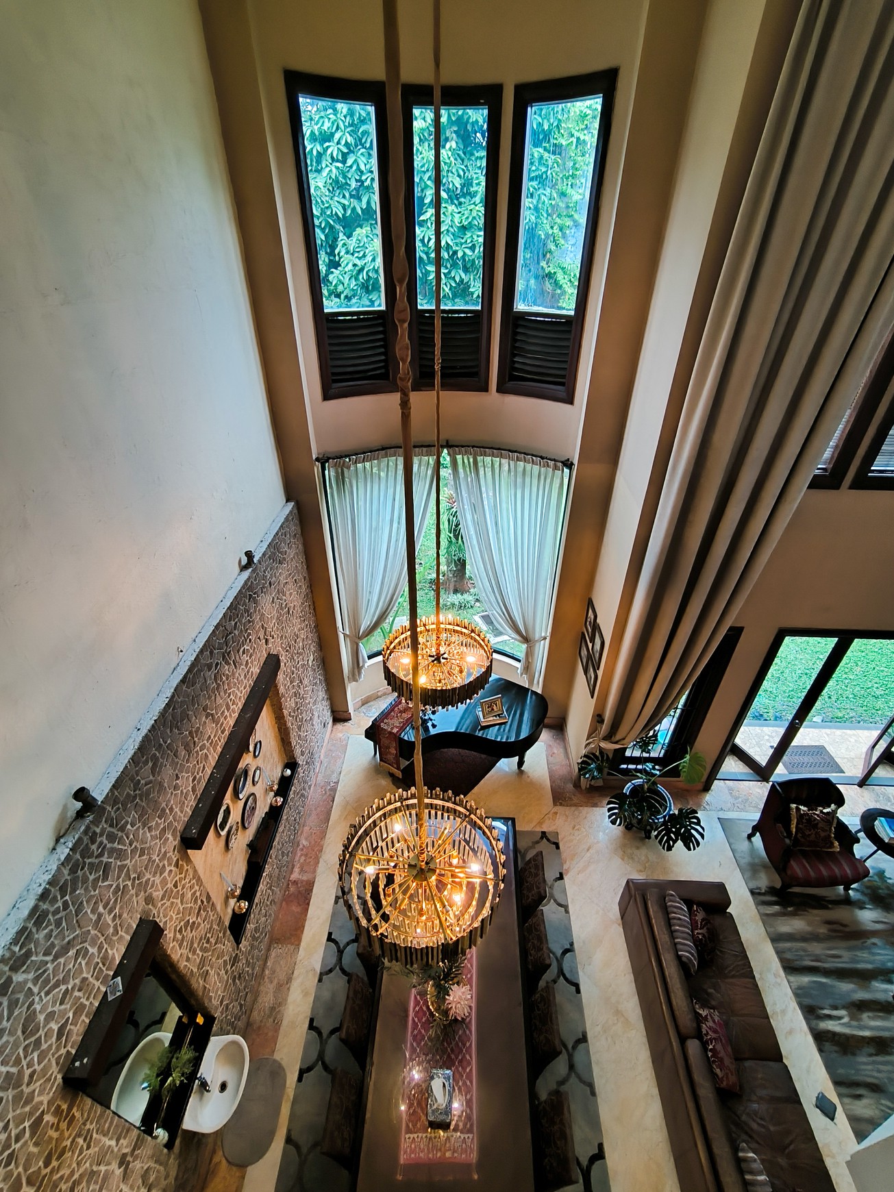 Rumah Mewah di Jakarta Selatan Semi Furnished SHM KT 7+1 KM 4+1 dengan Luas 750 dan Bangunan 600