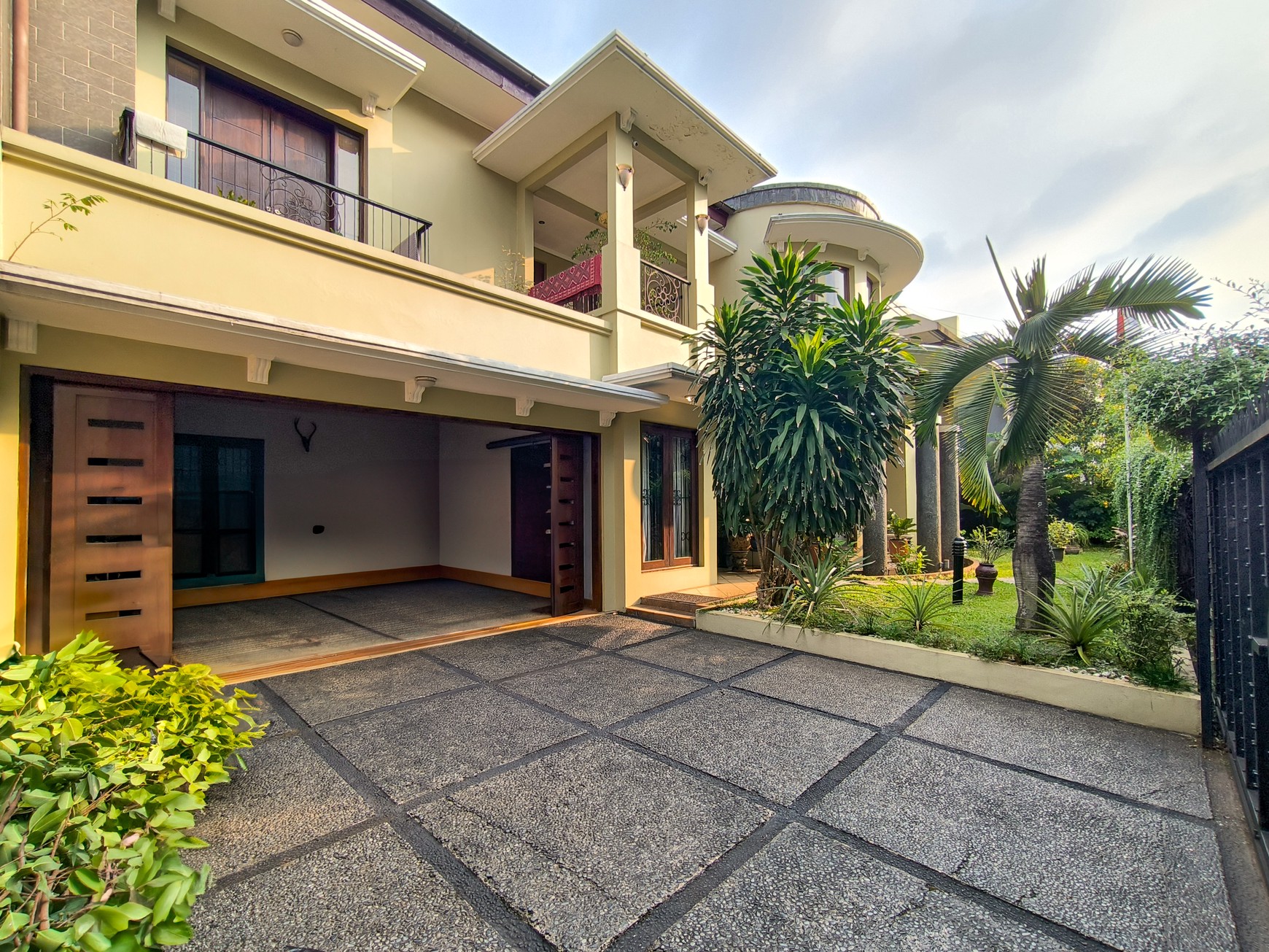 Rumah Mewah di Jakarta Selatan Semi Furnished SHM KT 7+1 KM 4+1 dengan Luas 750 dan Bangunan 600