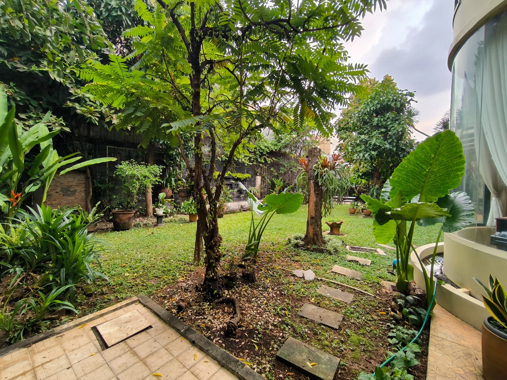 Rumah Mewah di Jakarta Selatan Semi Furnished SHM KT 7+1 KM 4+1 dengan Luas 750 dan Bangunan 600