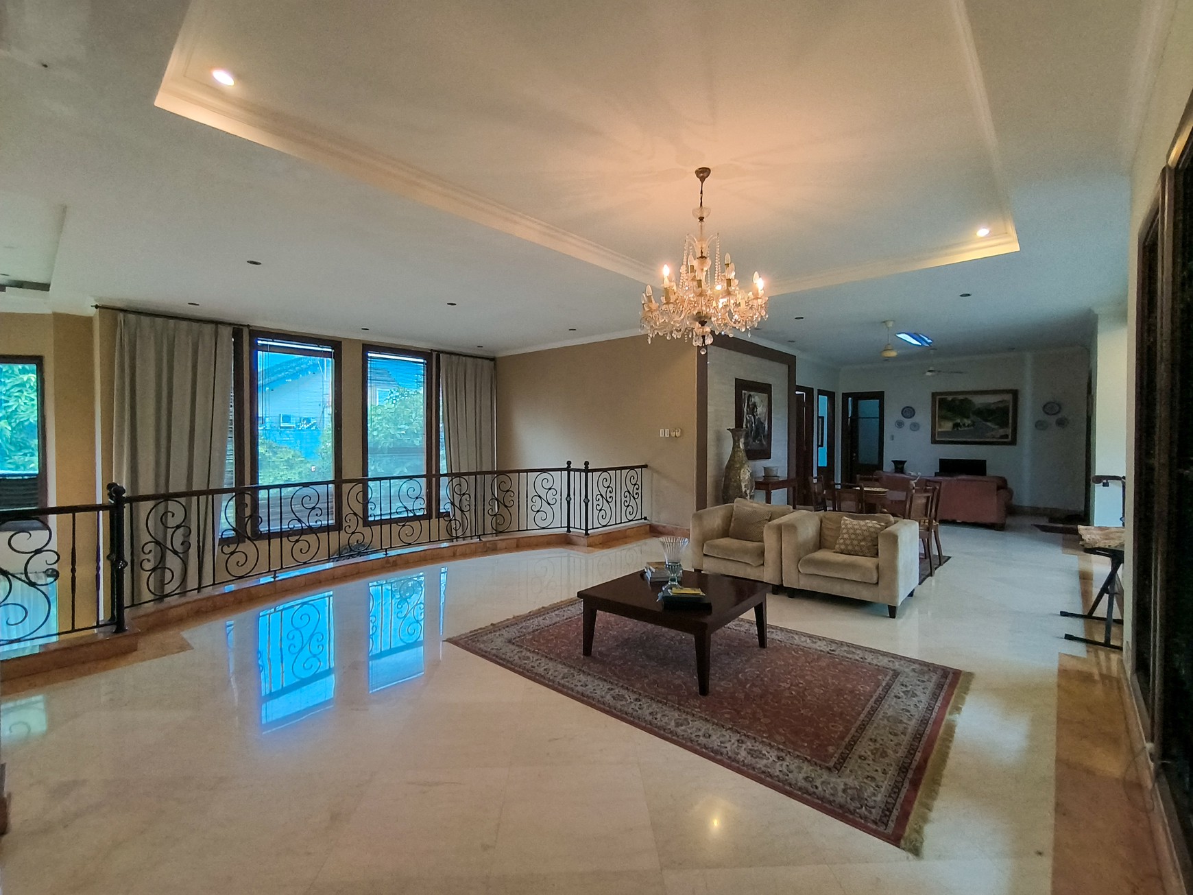 Rumah Mewah di Jakarta Selatan Semi Furnished SHM KT 7+1 KM 4+1 dengan Luas 750 dan Bangunan 600