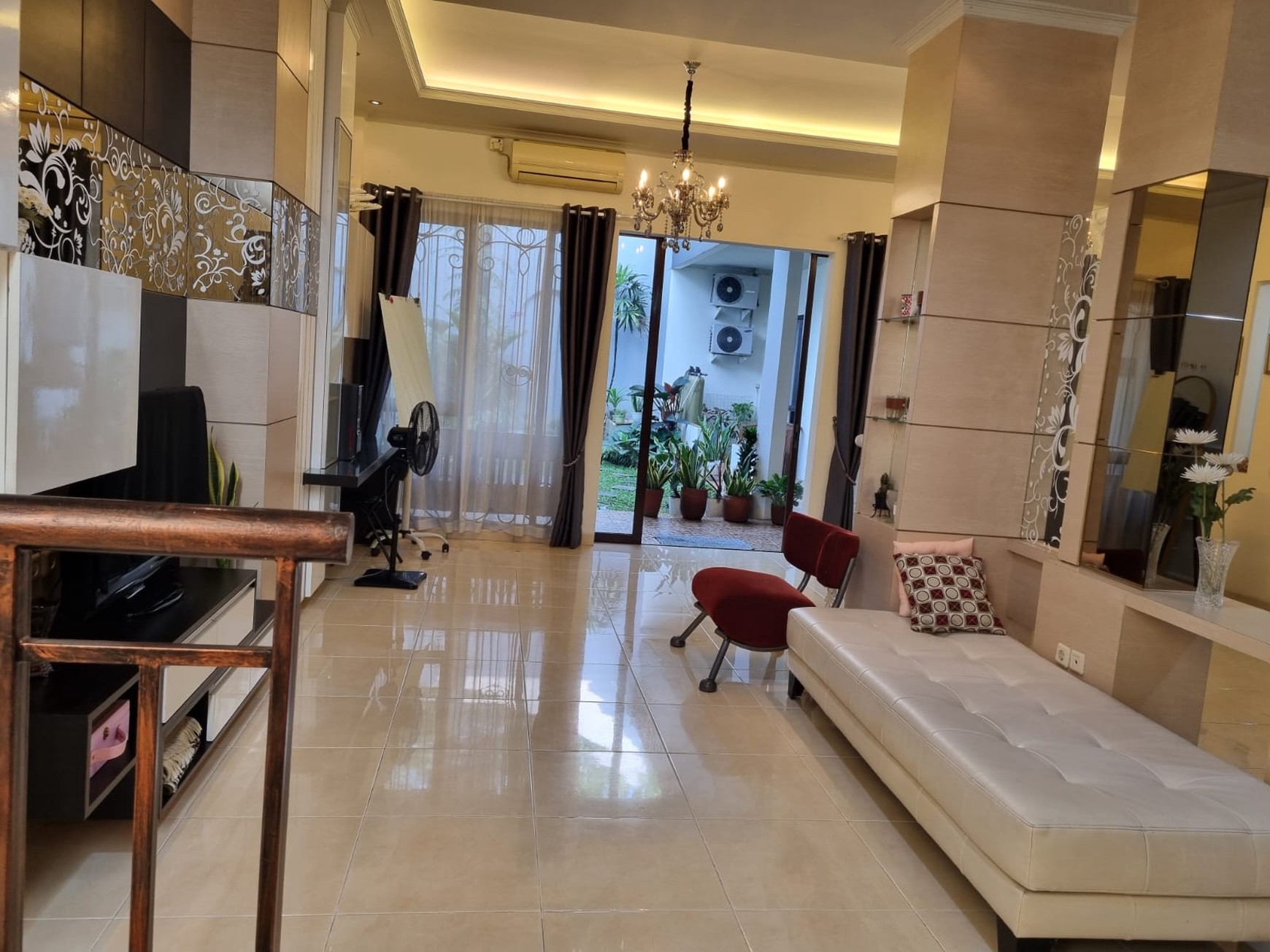Rumah Cantik 2 Lantai dengan KT 5+1 KM 4+1 dan Siap Huni dengan Hunian Asri @Pamulang