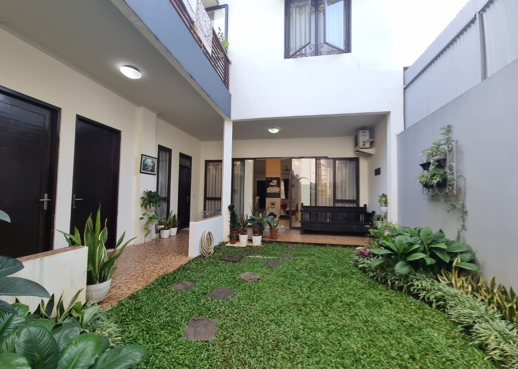 Rumah Cantik 2 Lantai dengan KT 5+1 KM 4+1 dan Siap Huni dengan Hunian Asri @Pamulang