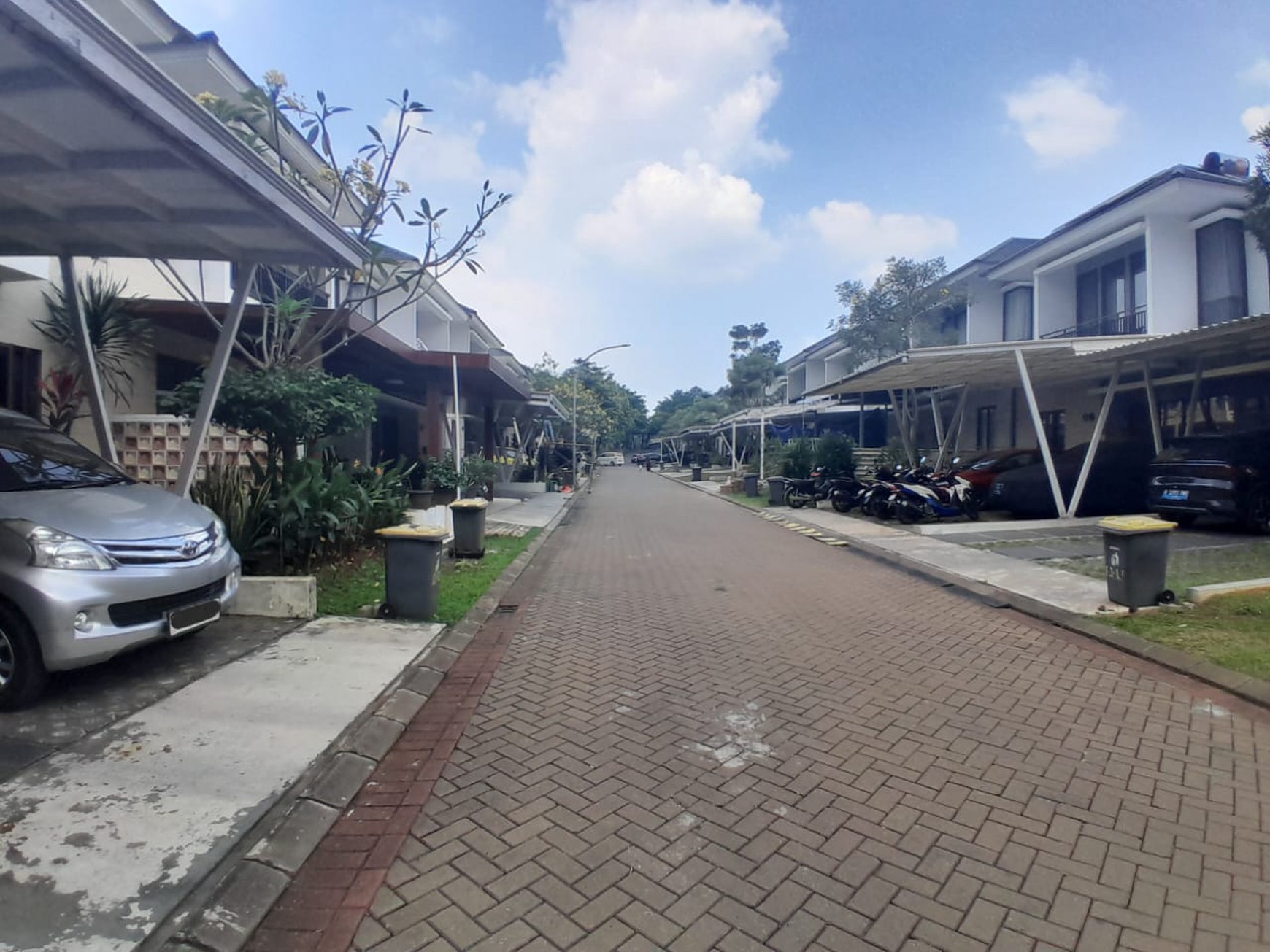 Rumah Tingkat Cantik di Premier Estate 3 Kranggan Lokasi Strategis Dekat Tol Jatiwarna