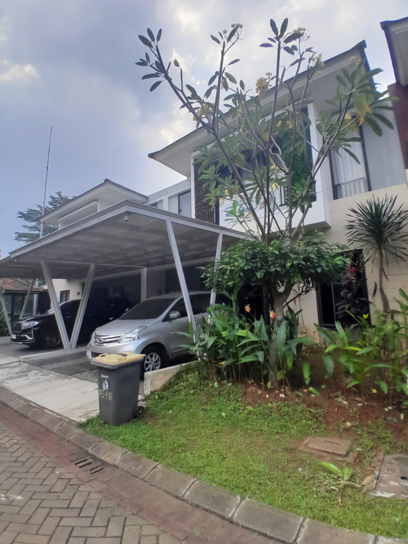 Rumah Tingkat Cantik di Premier Estate 3 Kranggan Lokasi Strategis Dekat Tol Jatiwarna