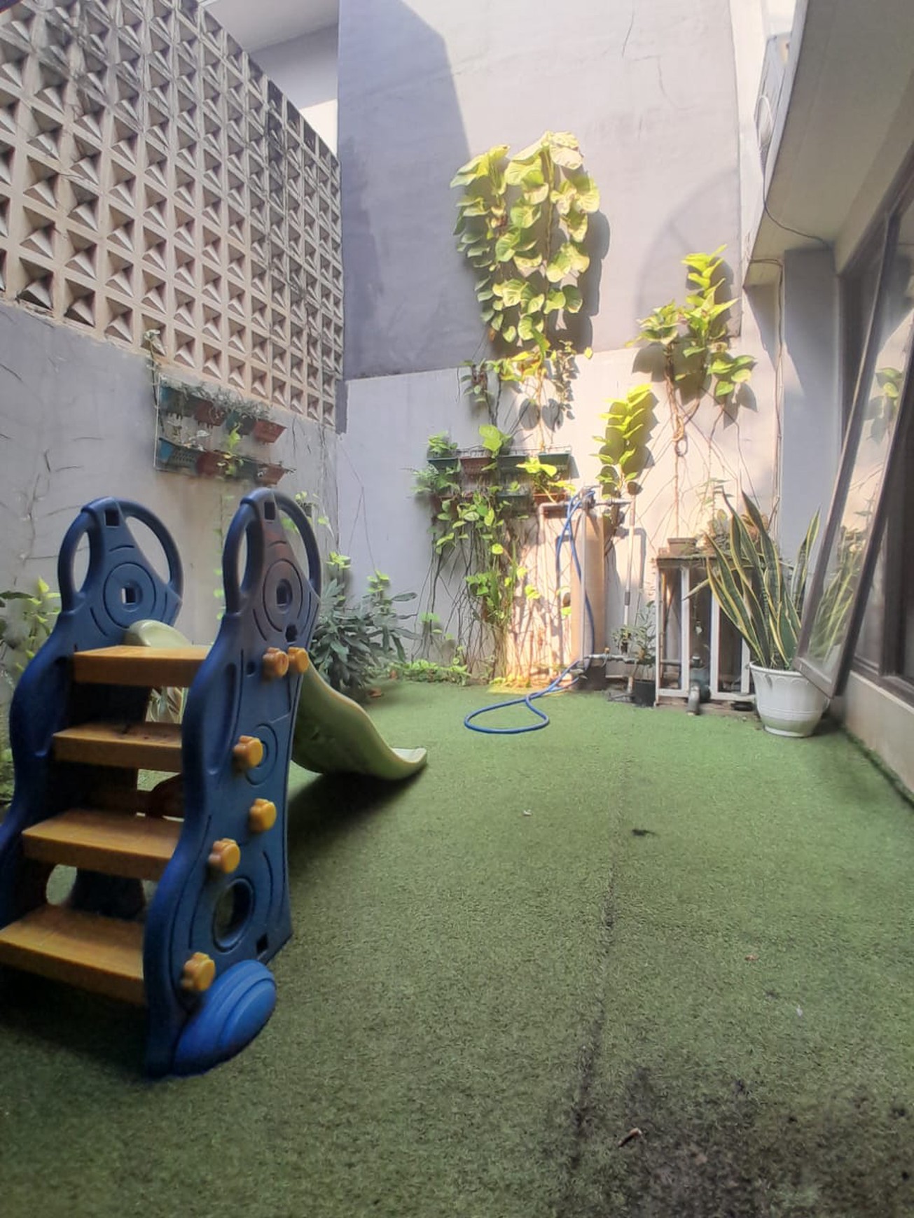 Rumah Tingkat Cantik di Premier Estate 3 Kranggan Lokasi Strategis Dekat Tol Jatiwarna