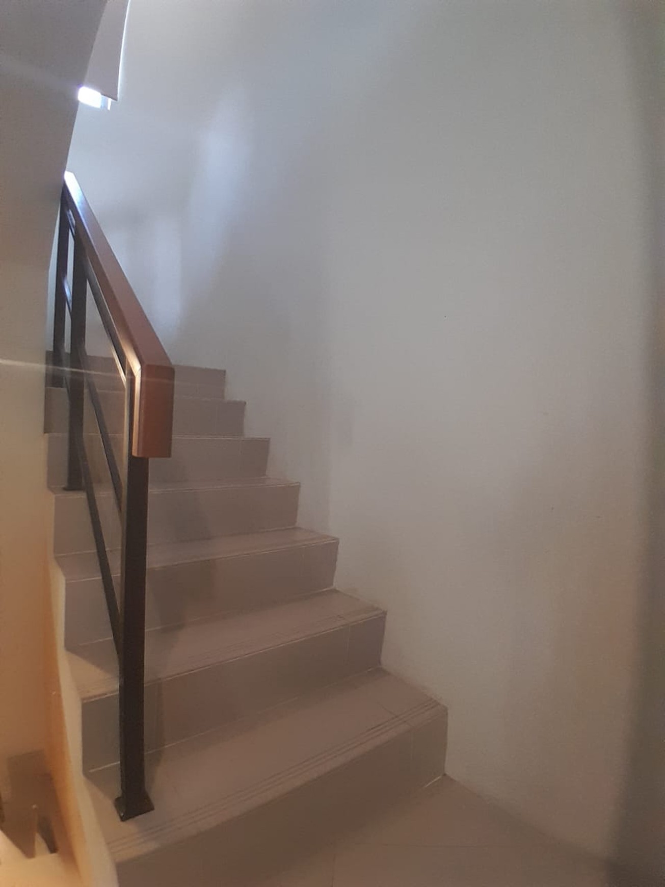 Rumah Tingkat Cantik di Premier Estate 3 Kranggan Lokasi Strategis Dekat Tol Jatiwarna