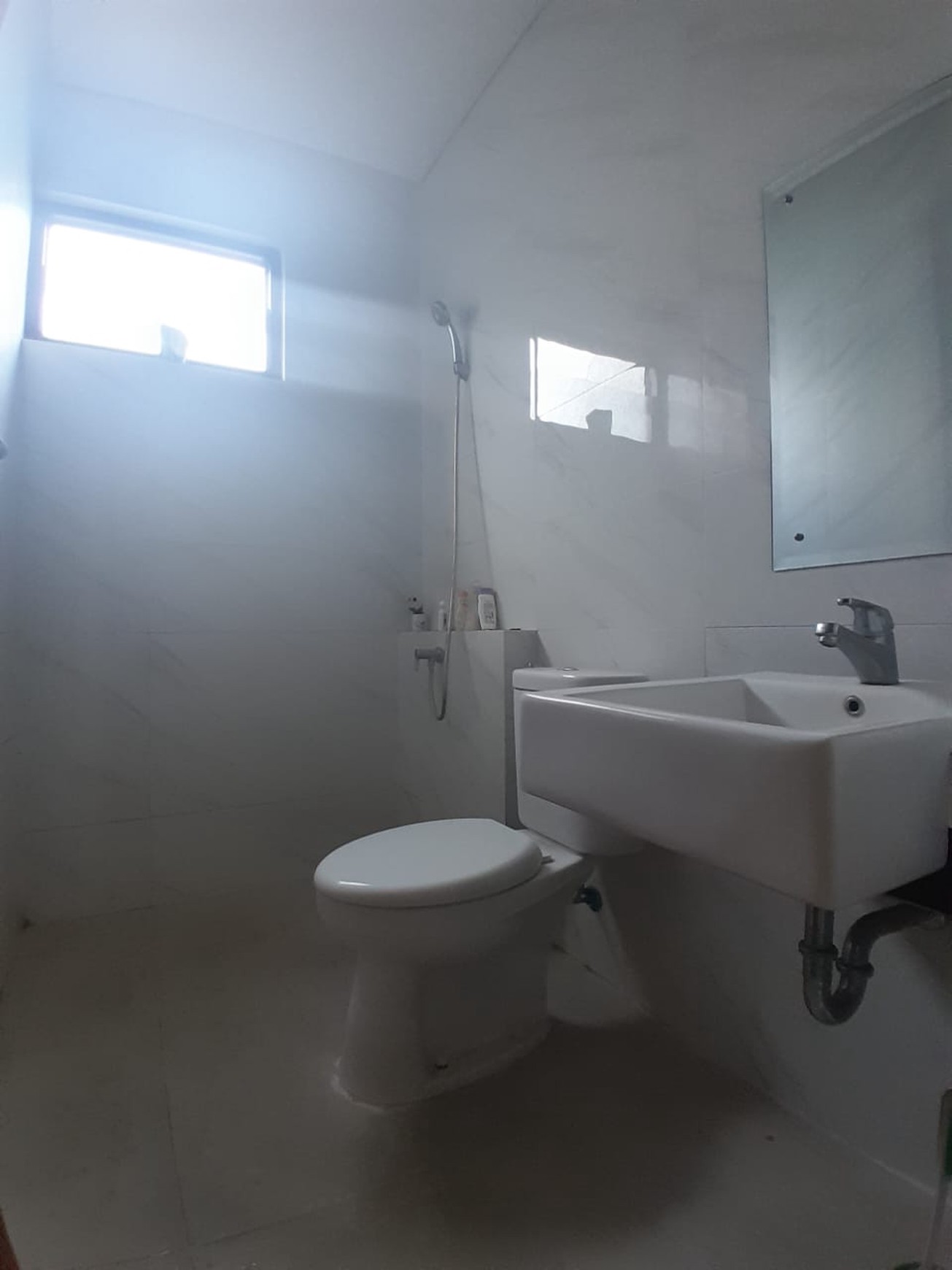 Rumah Tingkat Cantik di Premier Estate 3 Kranggan Lokasi Strategis Dekat Tol Jatiwarna