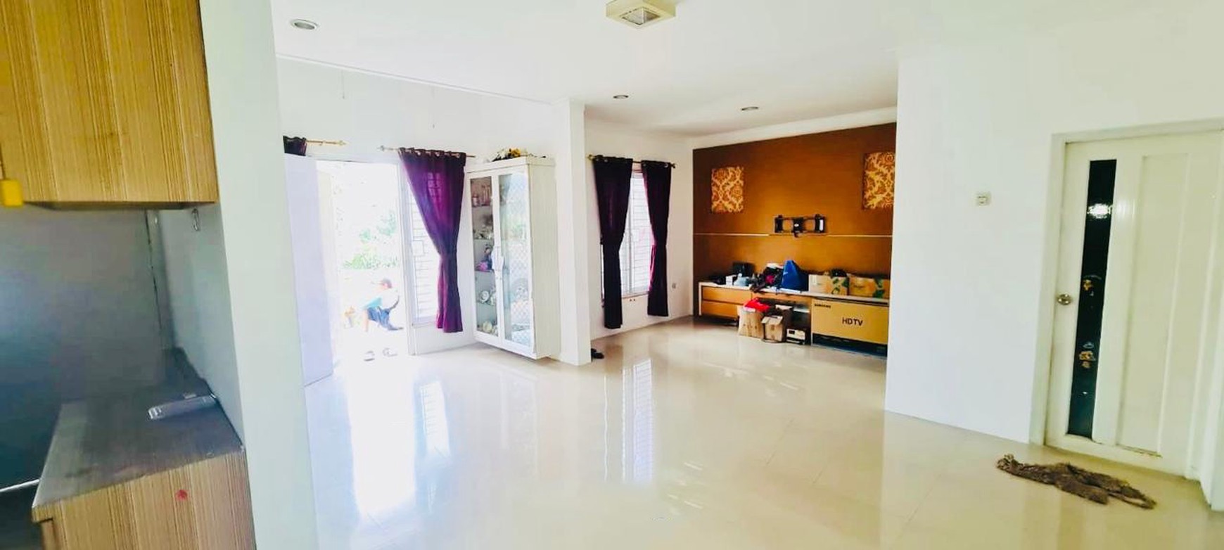 Rumah Cantik 2 Lantai Semi Furnished dan Siap Huni dengan Hunian Asri @Graha Raya