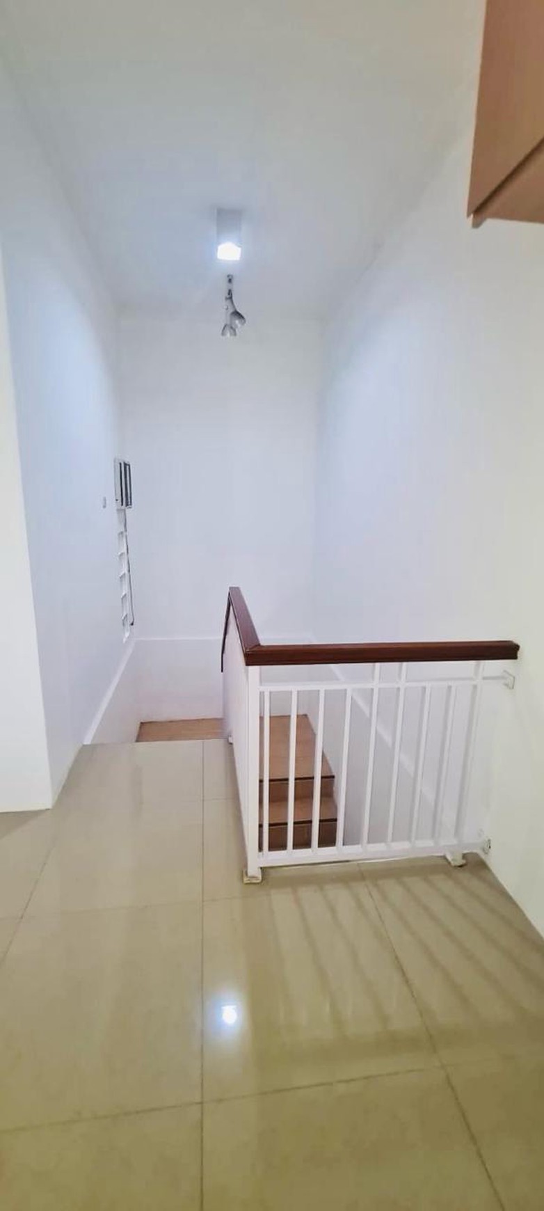 Rumah Cantik 2 Lantai Semi Furnished dan Siap Huni dengan Hunian Asri @Graha Raya