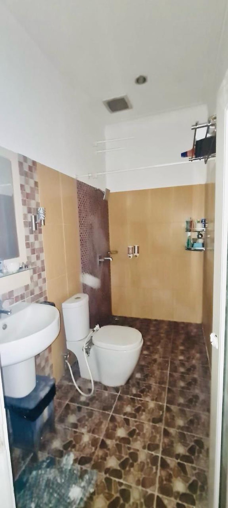 Rumah Cantik 2 Lantai Semi Furnished dan Siap Huni dengan Hunian Asri @Graha Raya