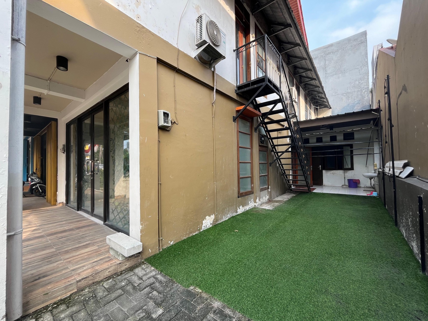 Ruko 2 Lantai di Lokasi Ramai Depan Komplek Besar Cirendeu Cocok untuk Usaha & Kantor