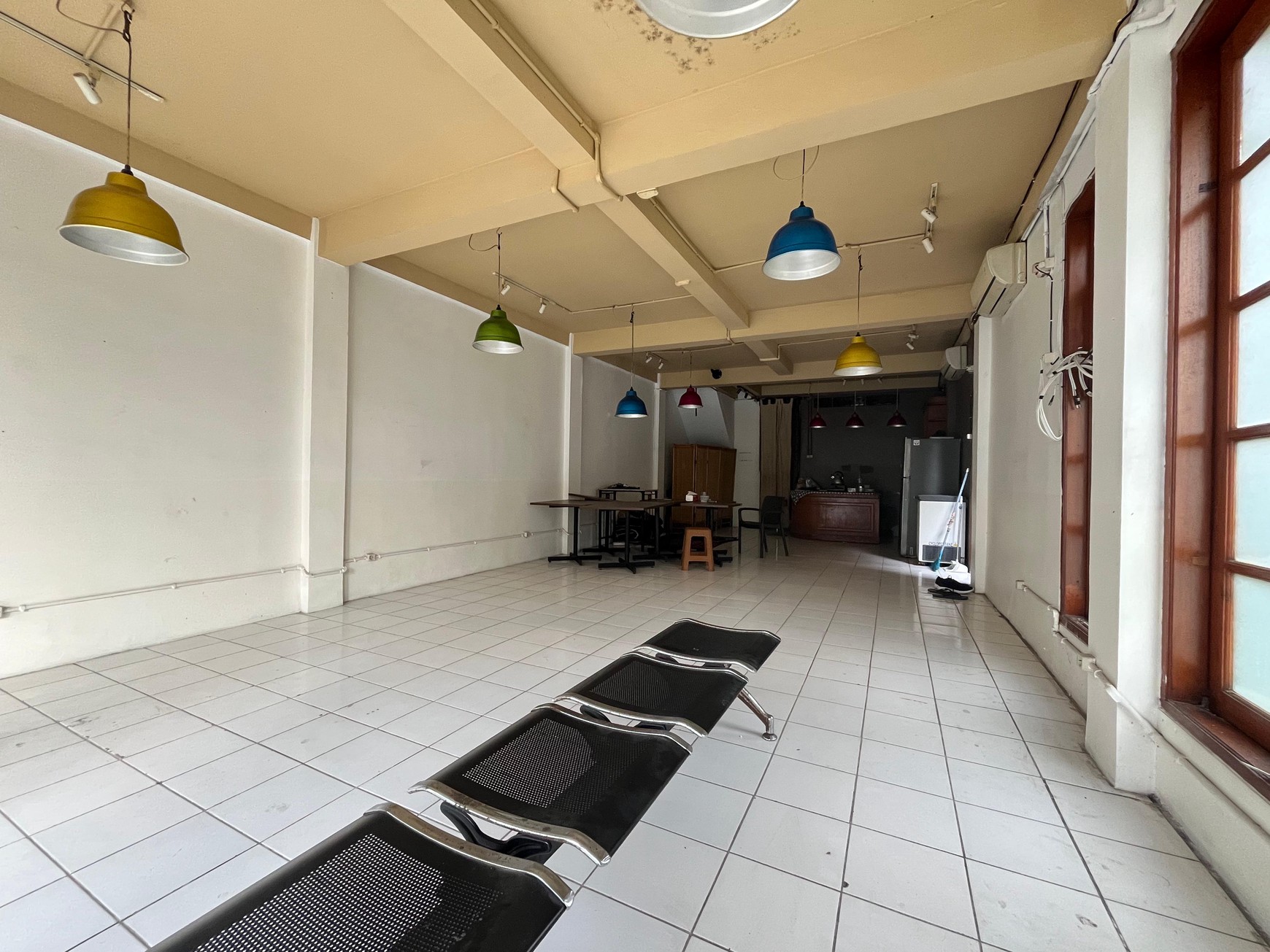 Ruko 2 Lantai di Lokasi Ramai Depan Komplek Besar Cirendeu Cocok untuk Usaha & Kantor