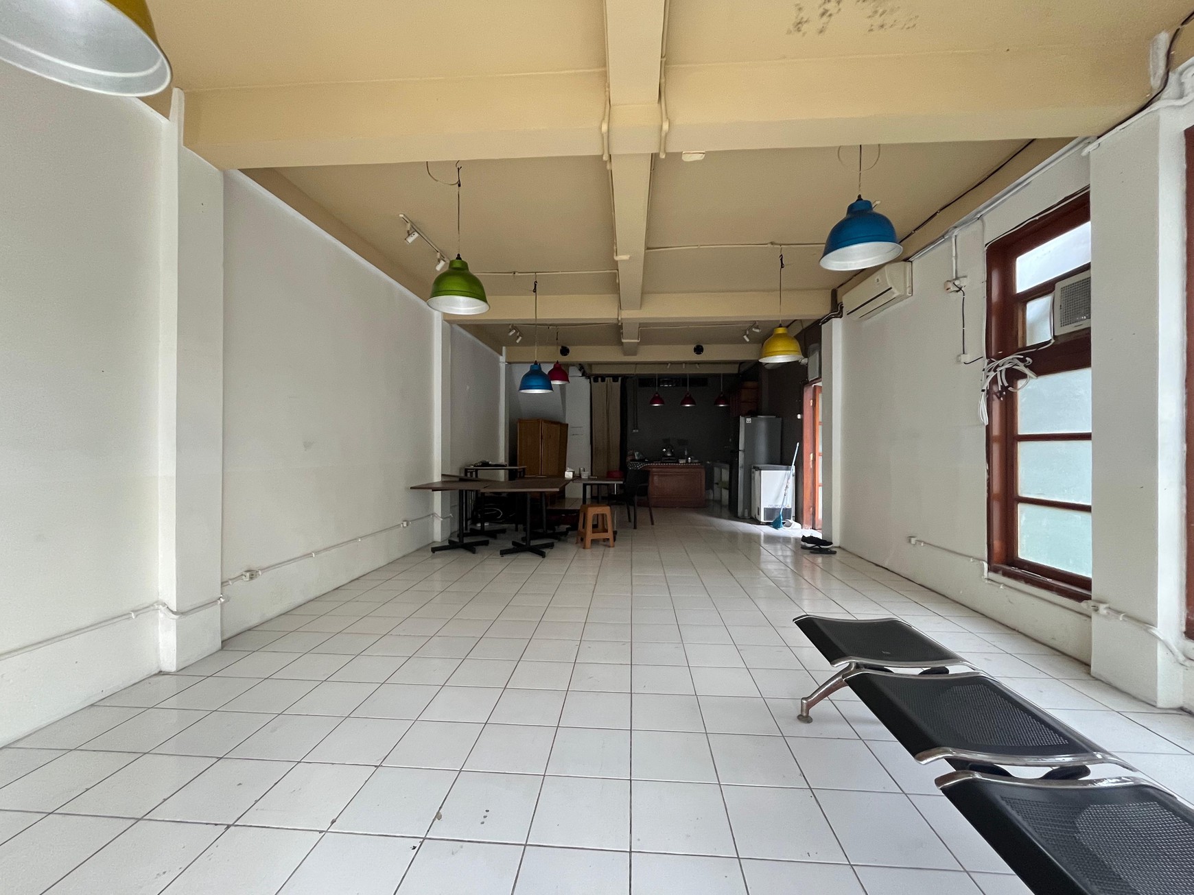 Ruko 2 Lantai di Lokasi Ramai Depan Komplek Besar Cirendeu Cocok untuk Usaha & Kantor