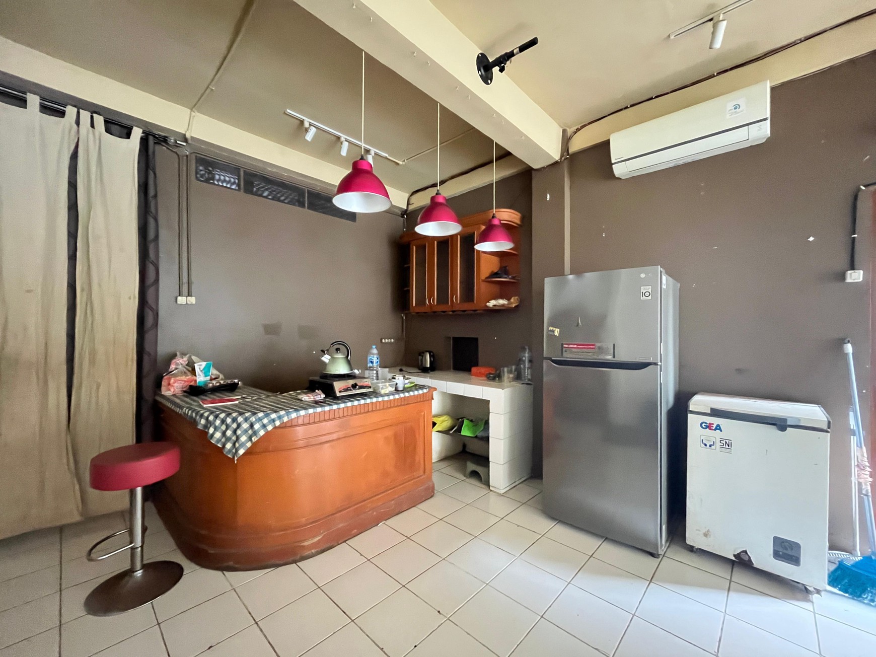 Ruko 2 Lantai di Lokasi Ramai Depan Komplek Besar Cirendeu Cocok untuk Usaha & Kantor