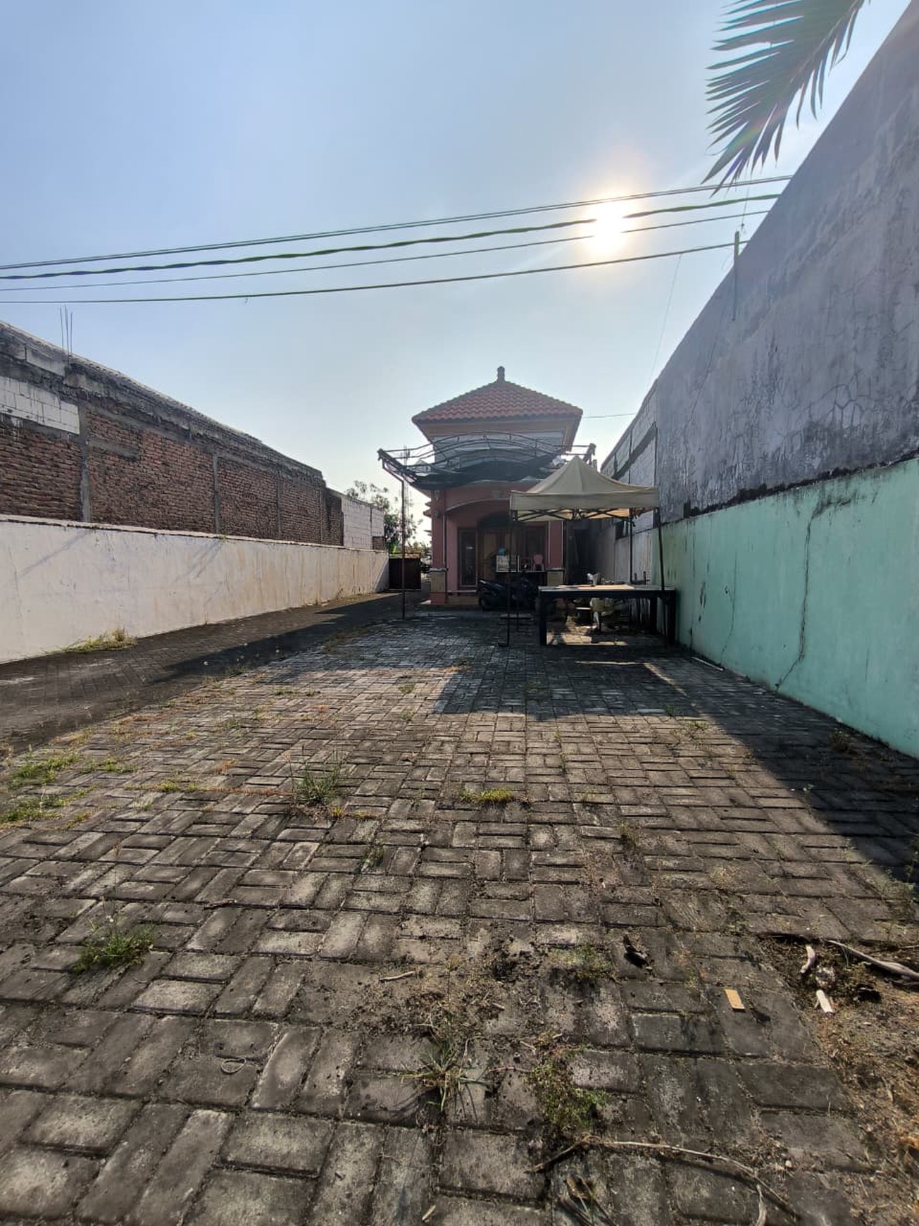 Dijual Cepat Rumah dengan lahan luas area  jelidro sambikerep pinggir jalan raya