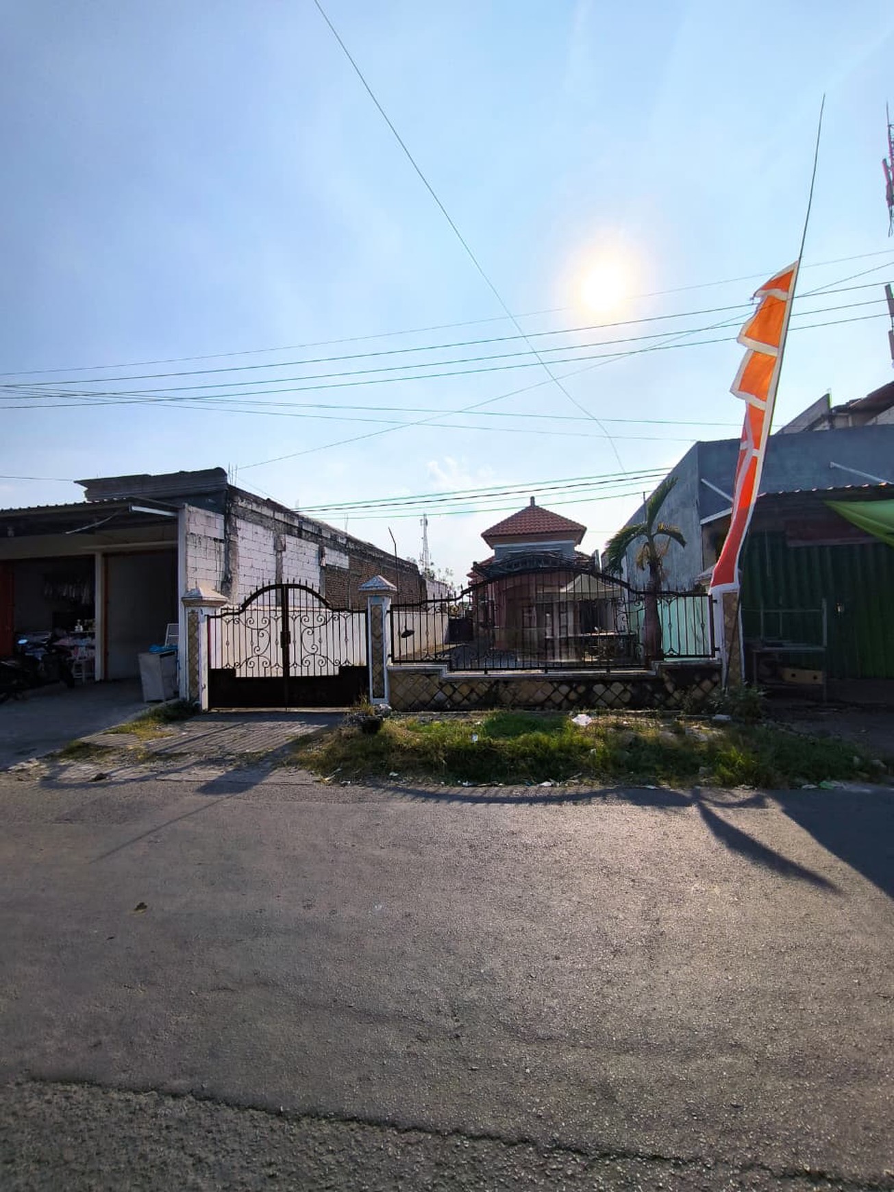 Dijual Cepat Rumah dengan lahan luas area  jelidro sambikerep pinggir jalan raya