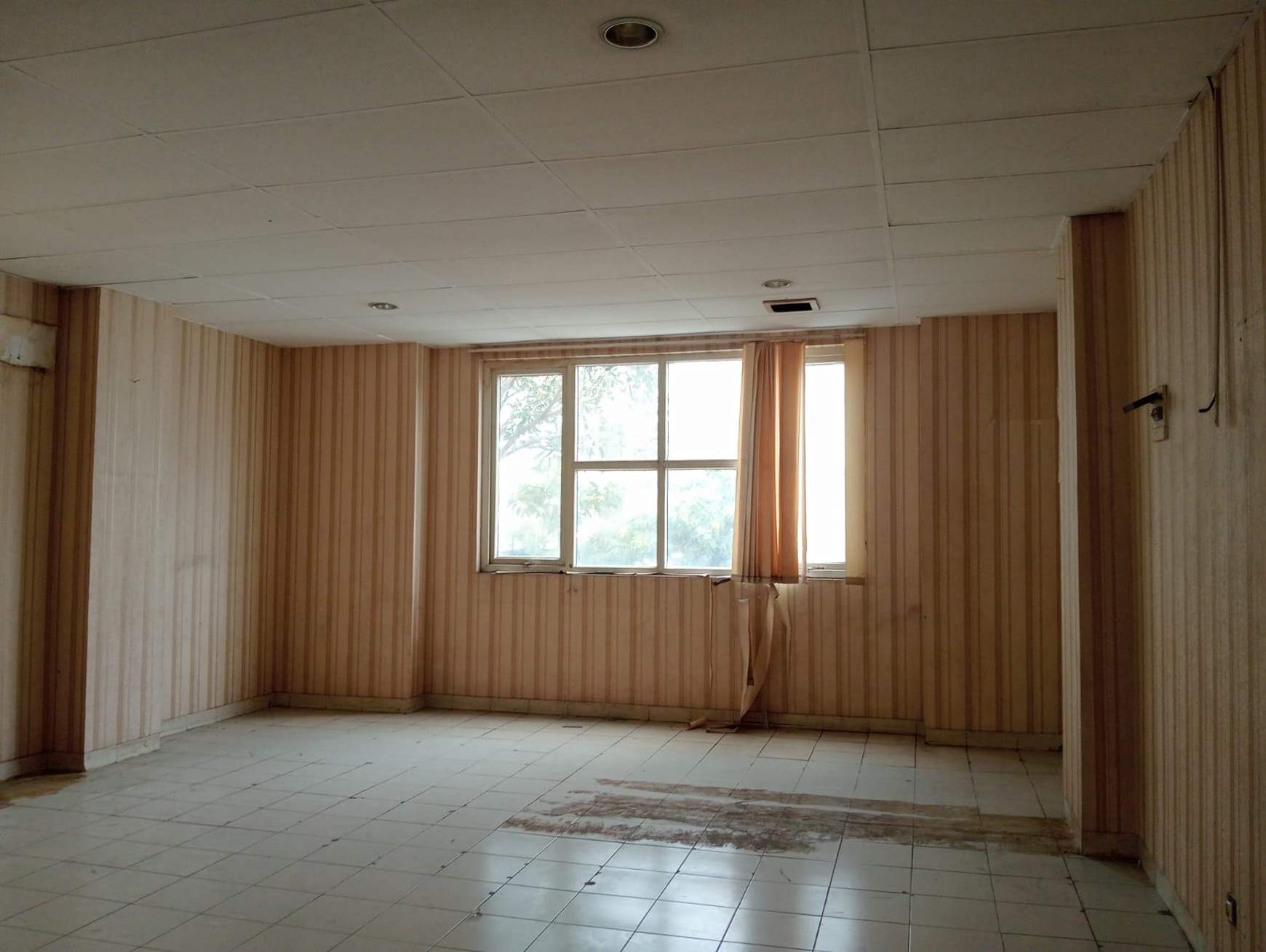 disewa ruko strategis dekat jalan pahlawan seribu golden boulevard bsd city siap huni