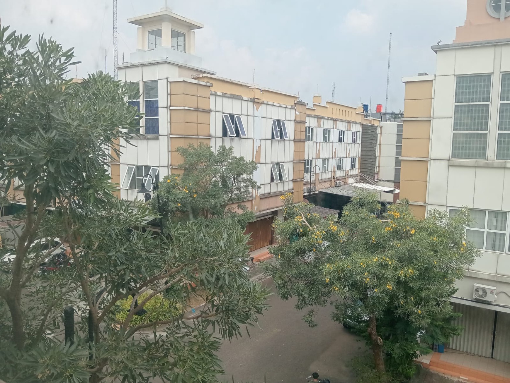 disewa ruko strategis dekat jalan pahlawan seribu golden boulevard bsd city siap huni