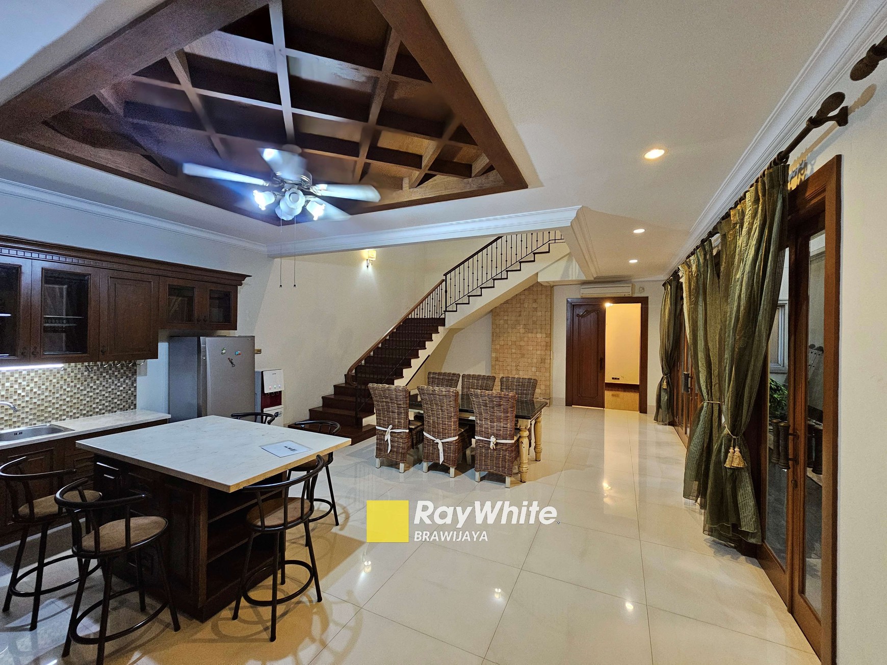 Rumah Di Jalan Keuangan, Cilandak, Jakarta Selatan, Hanya 1 km ke Stasiun MRT Fatmawati, Private Pool