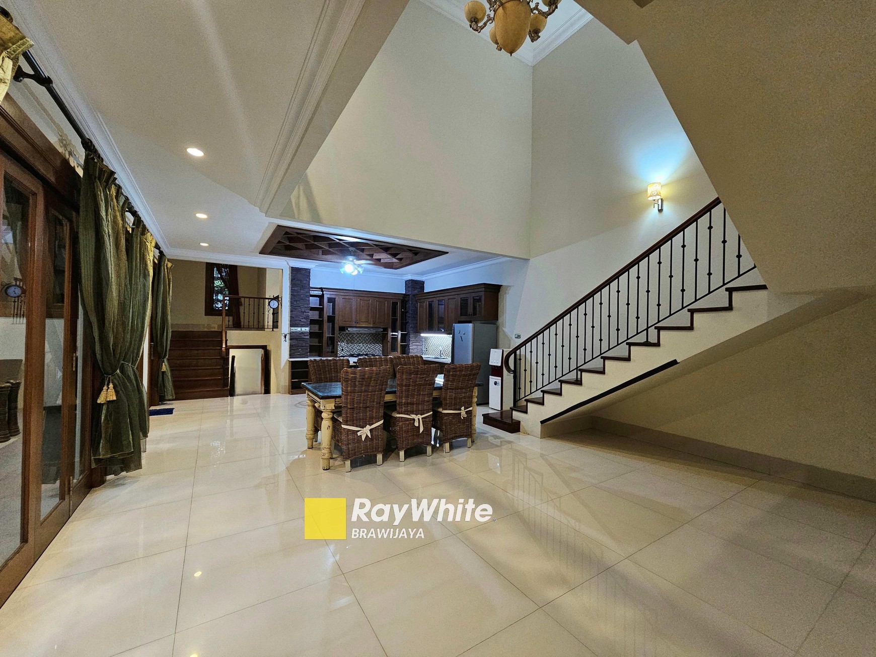 Rumah Di Jalan Keuangan, Cilandak, Jakarta Selatan, Hanya 1 km ke Stasiun MRT Fatmawati, Private Pool