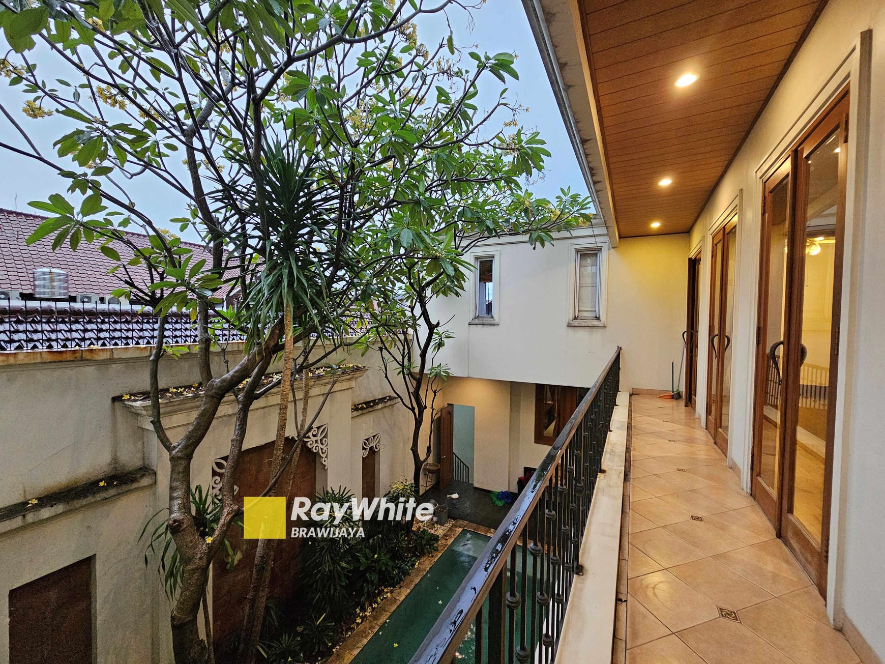 Rumah Di Jalan Keuangan, Cilandak, Jakarta Selatan, Hanya 1 km ke Stasiun MRT Fatmawati, Private Pool