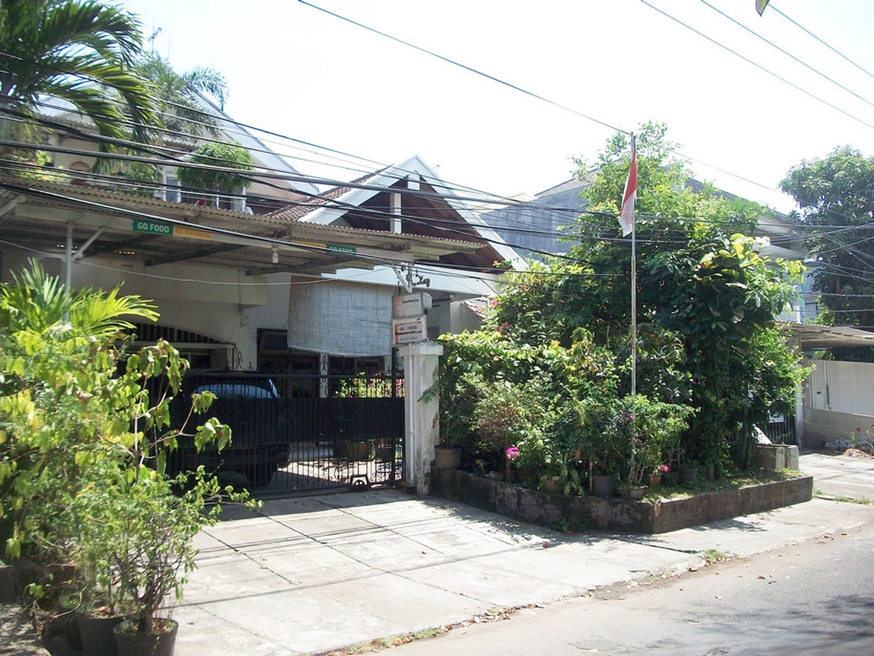 Rumah di Kertajaya Indah Tengah Surabaya Timur, Luas tanah 18 x 40 m2, Bisa untuk rumah tinggal / kantor, Row Jalan Lebar