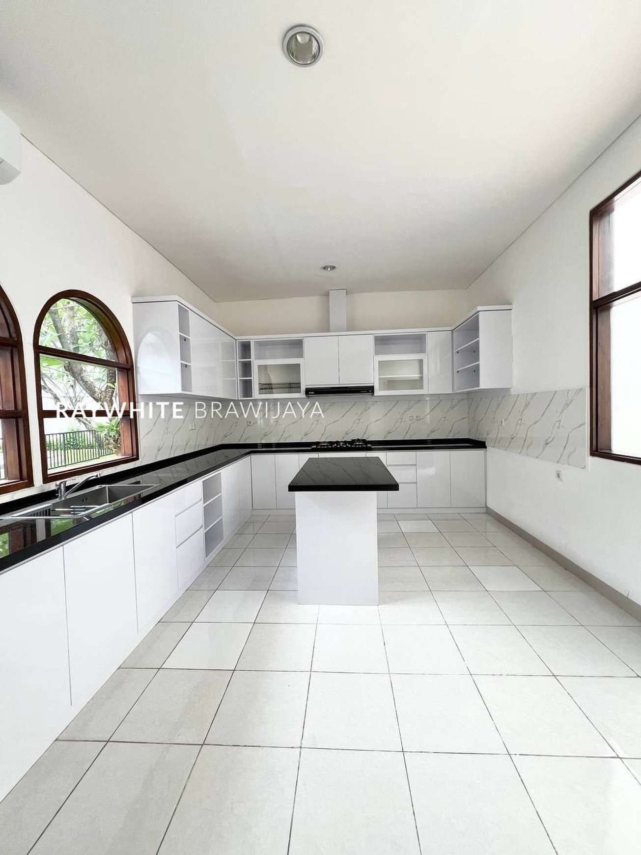 Rumah Siap Huni Lingkungan Tenang Area Kemang Dalam