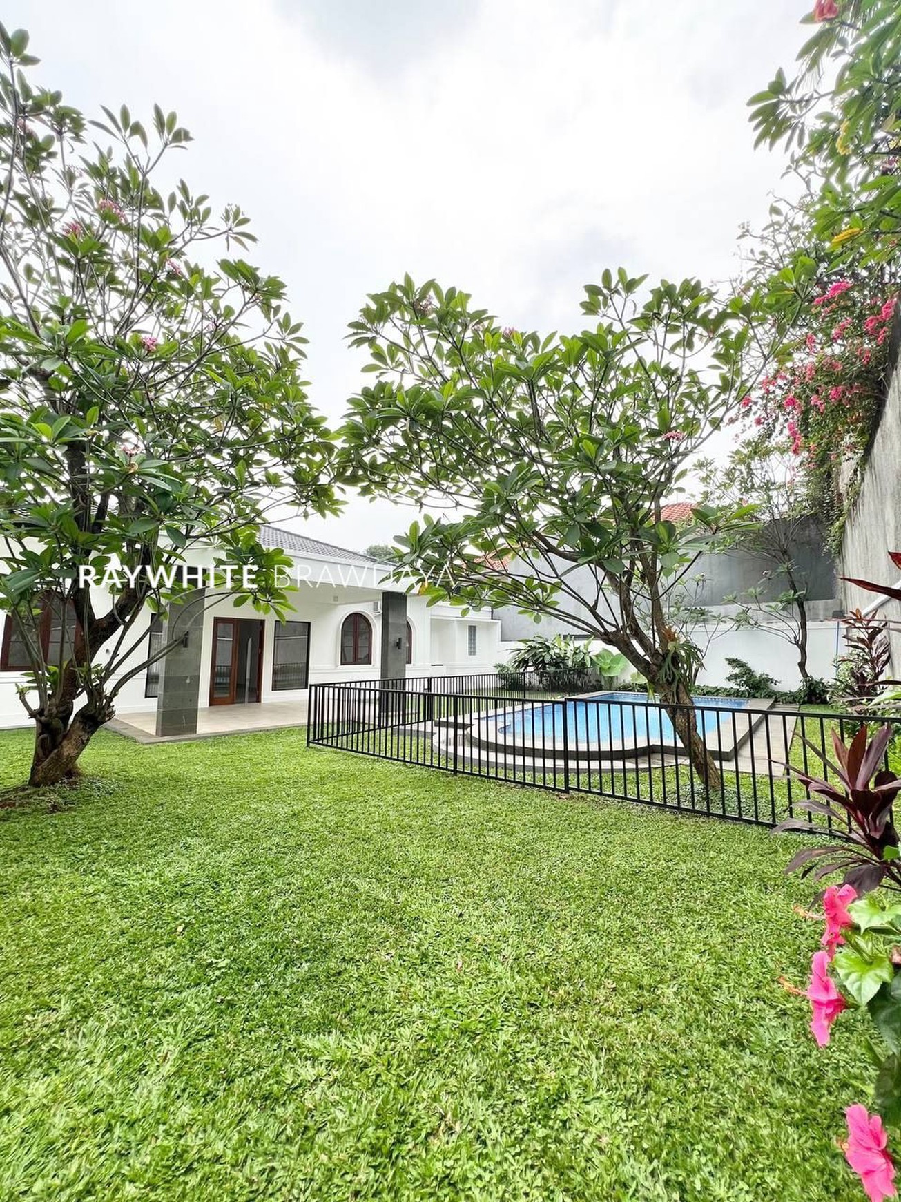 Rumah Siap Huni Lingkungan Tenang Area Kemang Dalam