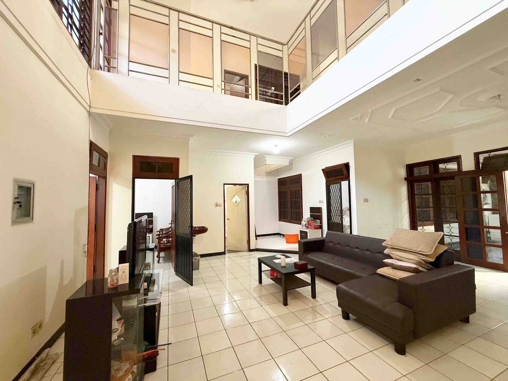 Rumah di Kutisari Indah Utara Surabaya Selatan, 2 Lantai, Bagus + Terawat, Row Jalan Lebar, SHM, Hadap Utara - CT -