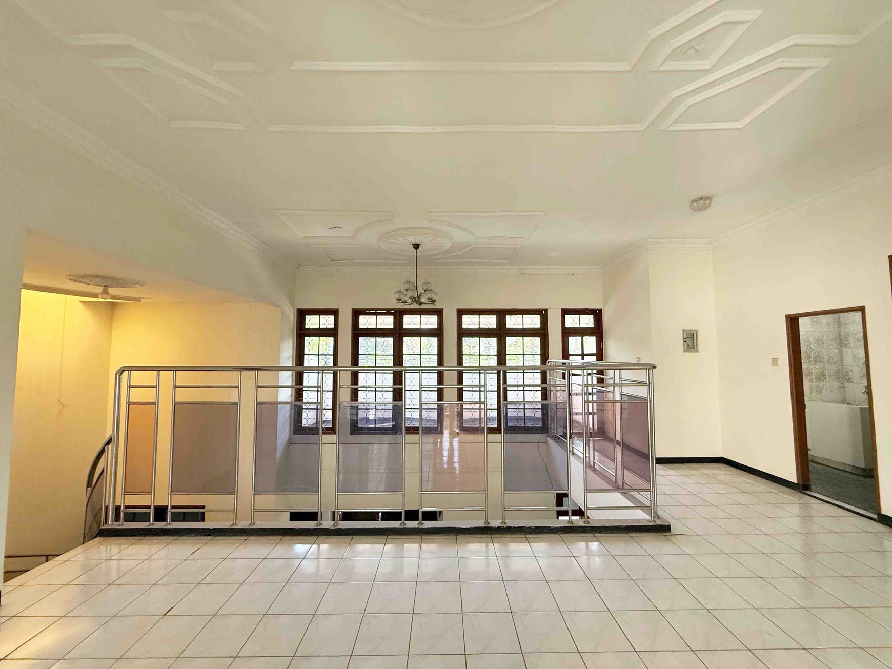Rumah di Kutisari Indah Utara Surabaya Selatan, 2 Lantai, Bagus + Terawat, Row Jalan Lebar, SHM, Hadap Utara - CT -