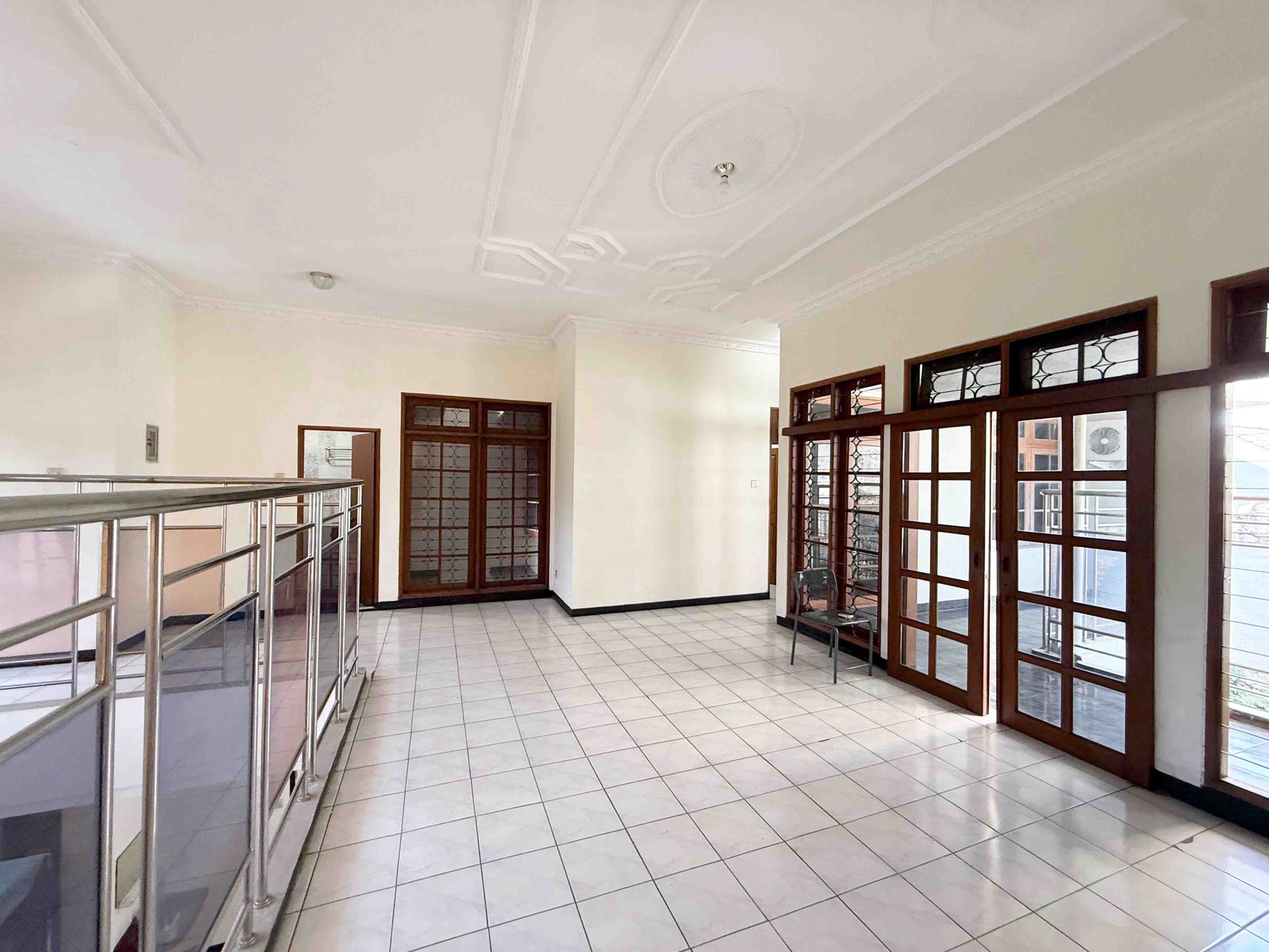 Rumah di Kutisari Indah Utara Surabaya Selatan, 2 Lantai, Bagus + Terawat, Row Jalan Lebar, SHM, Hadap Utara - CT -