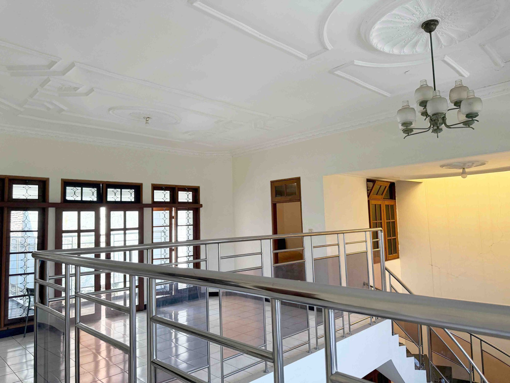 Rumah di Kutisari Indah Utara Surabaya Selatan, 2 Lantai, Bagus + Terawat, Row Jalan Lebar, SHM, Hadap Utara - CT -
