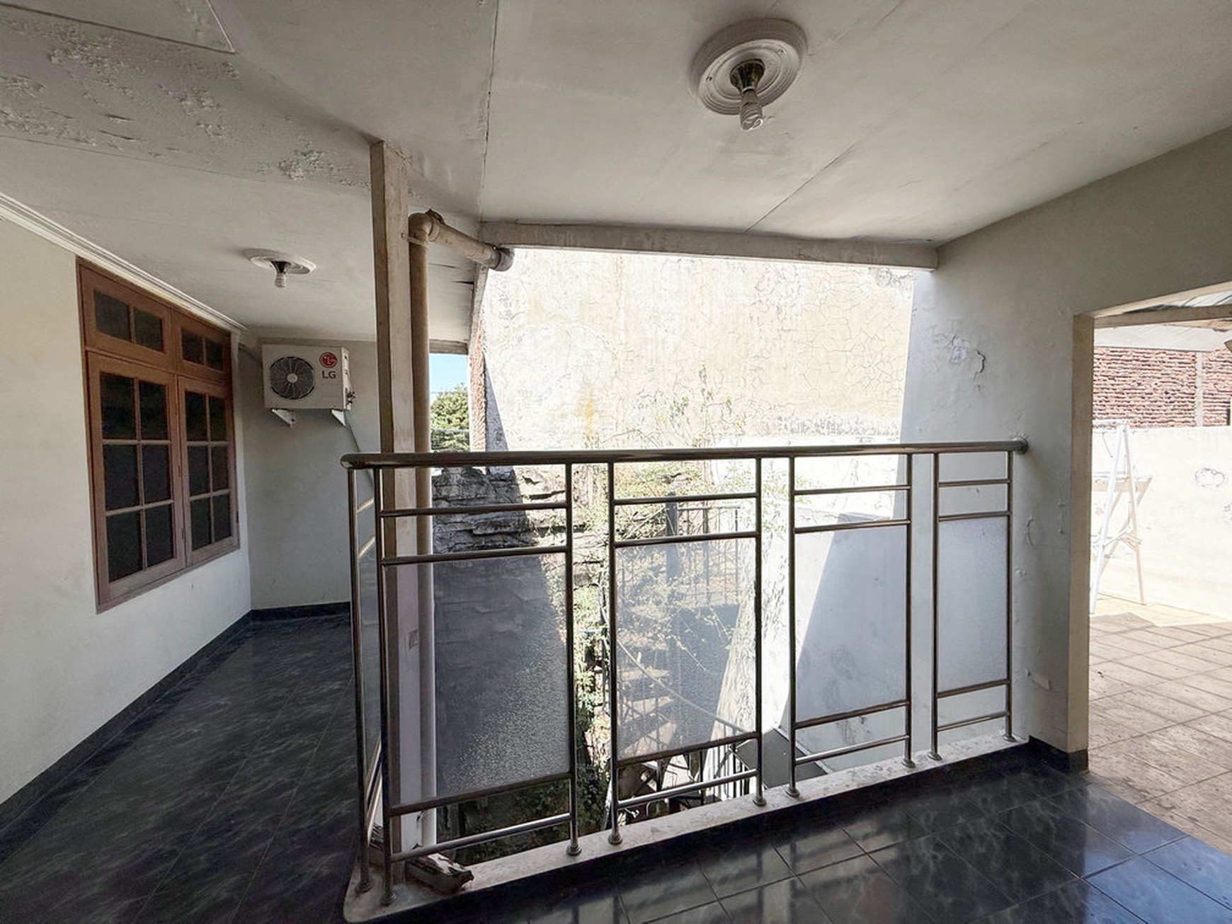 Rumah di Kutisari Indah Utara Surabaya Selatan, 2 Lantai, Bagus + Terawat, Row Jalan Lebar, SHM, Hadap Utara - CT -