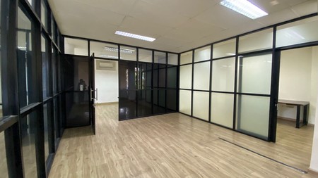 DISEWAKAN KANTOR/TEMPAT USAHA DI WOLTER MONGINSIDI 