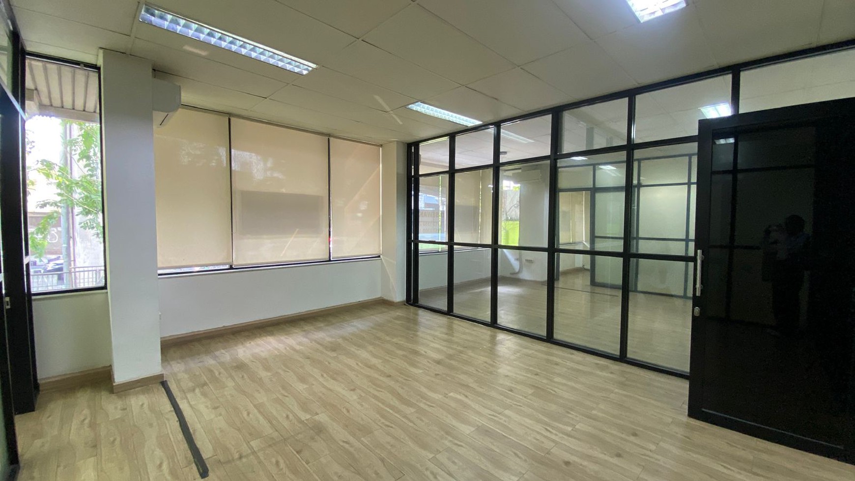 DISEWAKAN KANTOR/TEMPAT USAHA DI WOLTER MONGINSIDI 