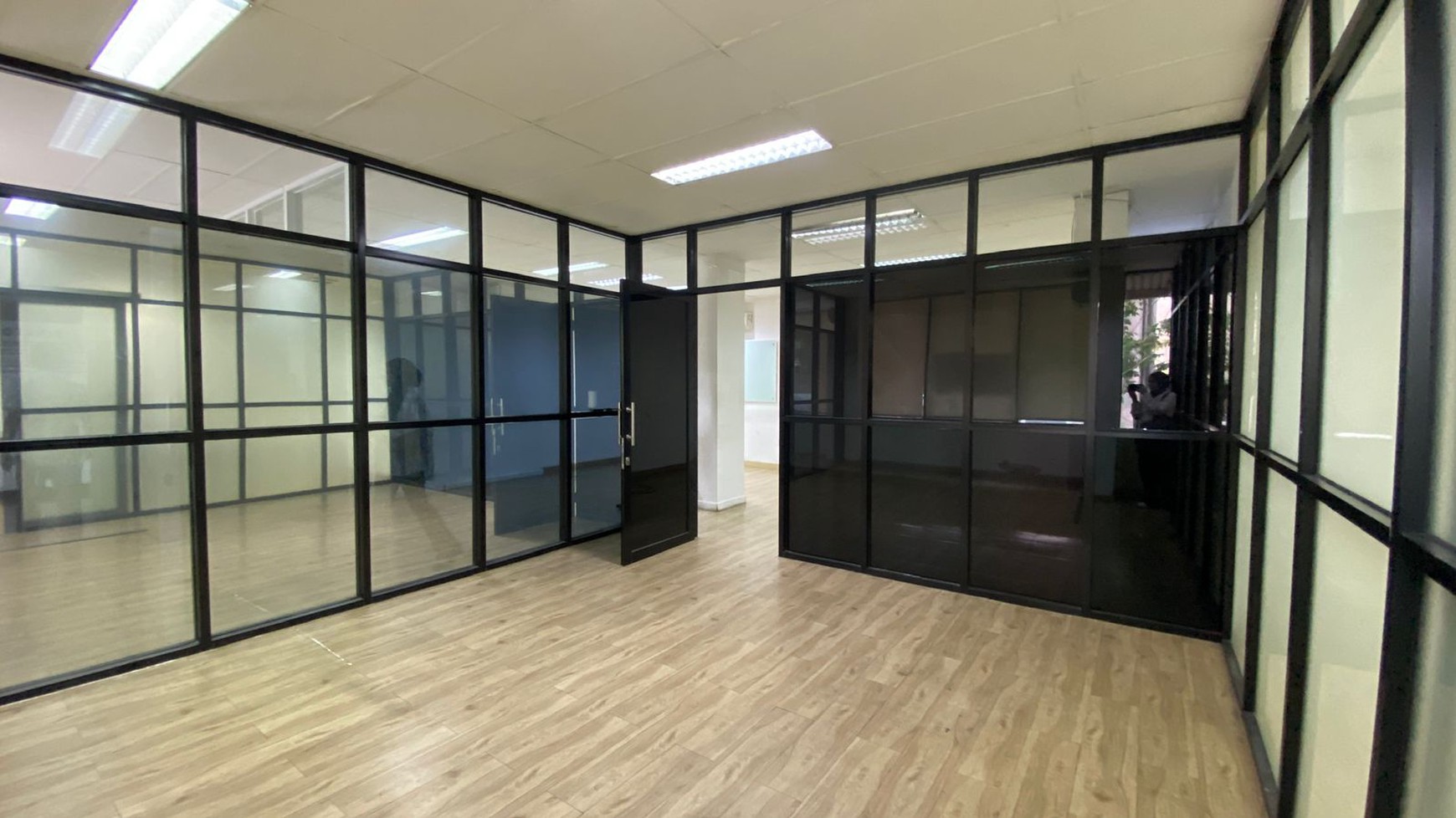 DISEWAKAN KANTOR/TEMPAT USAHA DI WOLTER MONGINSIDI 