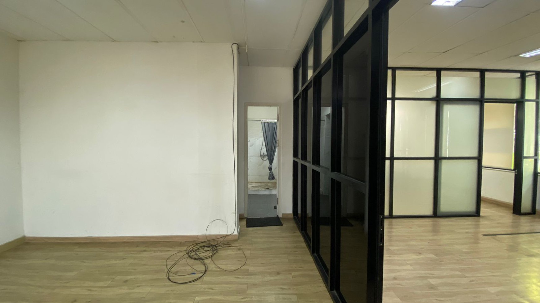 DISEWAKAN KANTOR/TEMPAT USAHA DI WOLTER MONGINSIDI 
