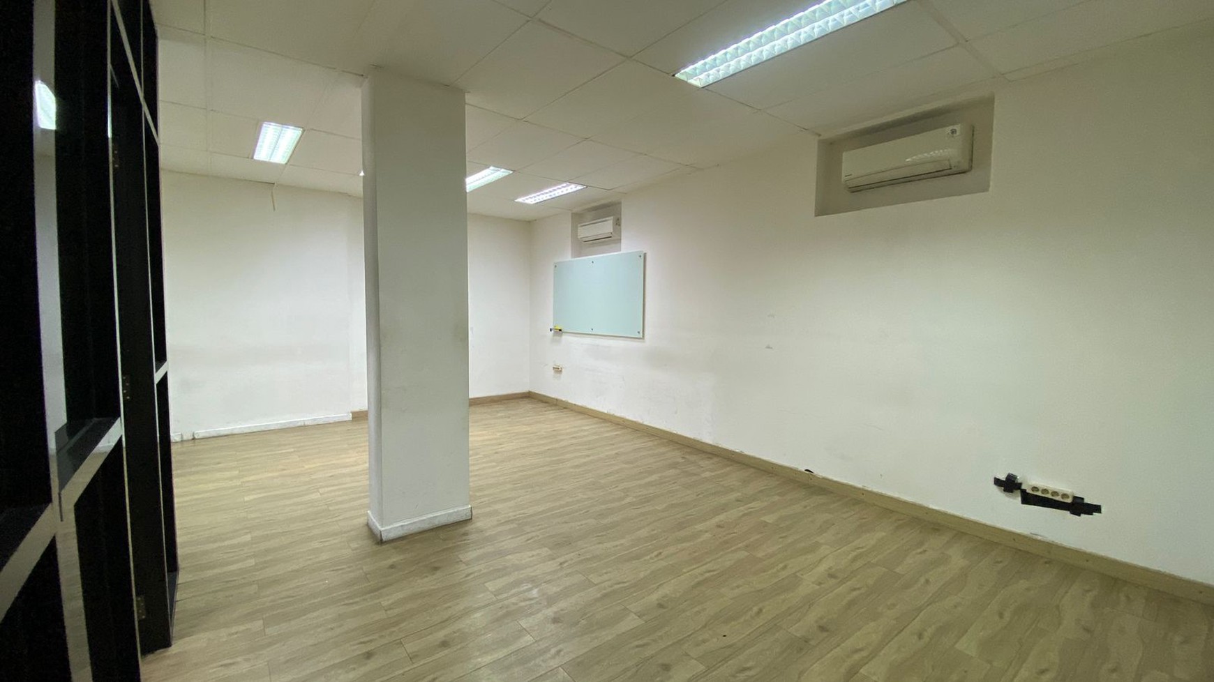 DISEWAKAN KANTOR/TEMPAT USAHA DI WOLTER MONGINSIDI 