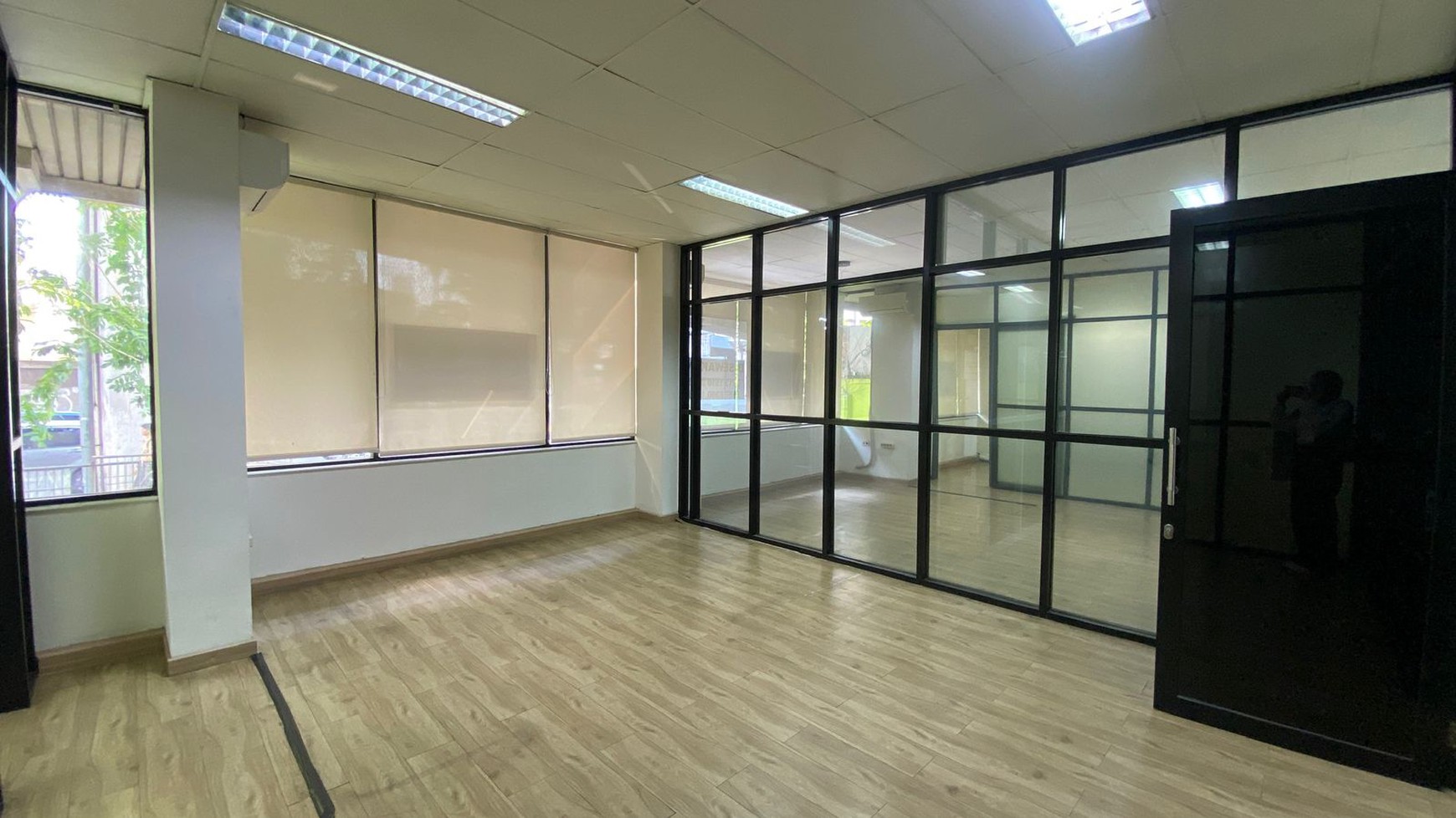 DISEWAKAN KANTOR/TEMPAT USAHA DI WOLTER MONGINSIDI 